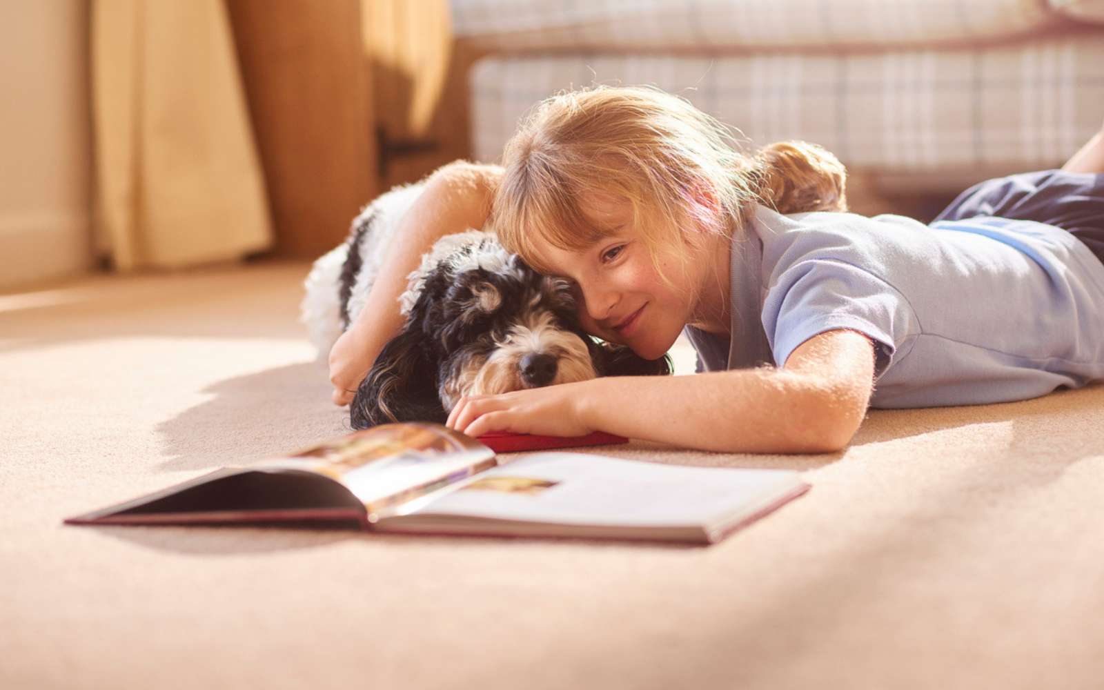 Voici comment la présence d'un chien aide des enfants en difficulté à reprendre goût à la lecture