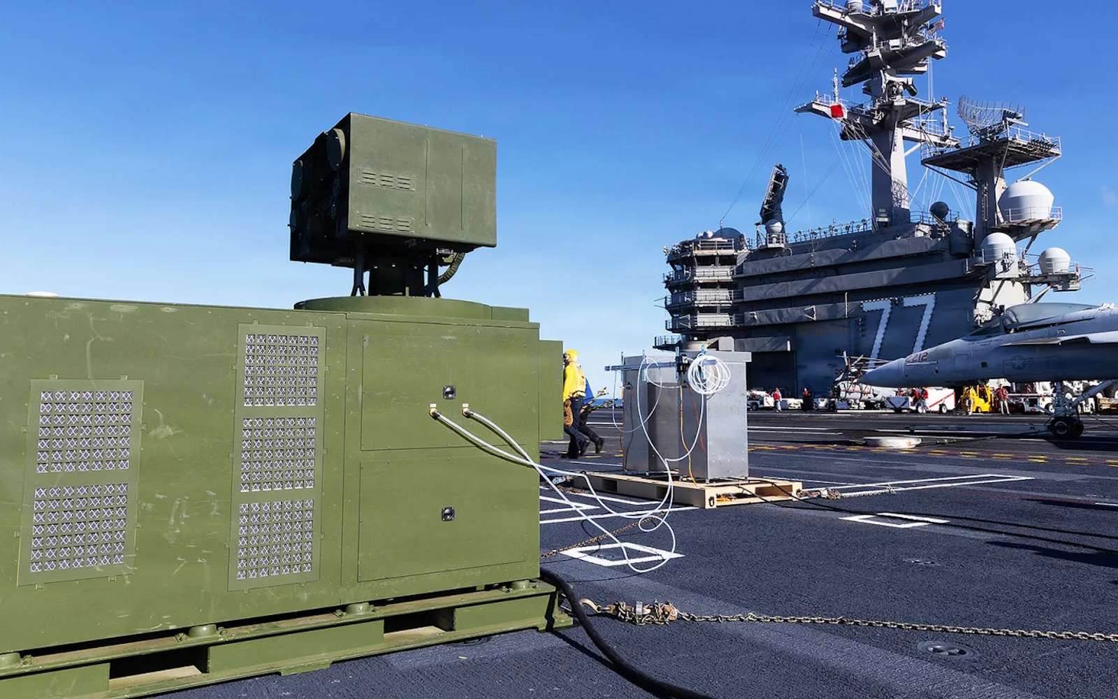 C'est une première : un canon laser anti-drones a été testé sur un porte-avions américain