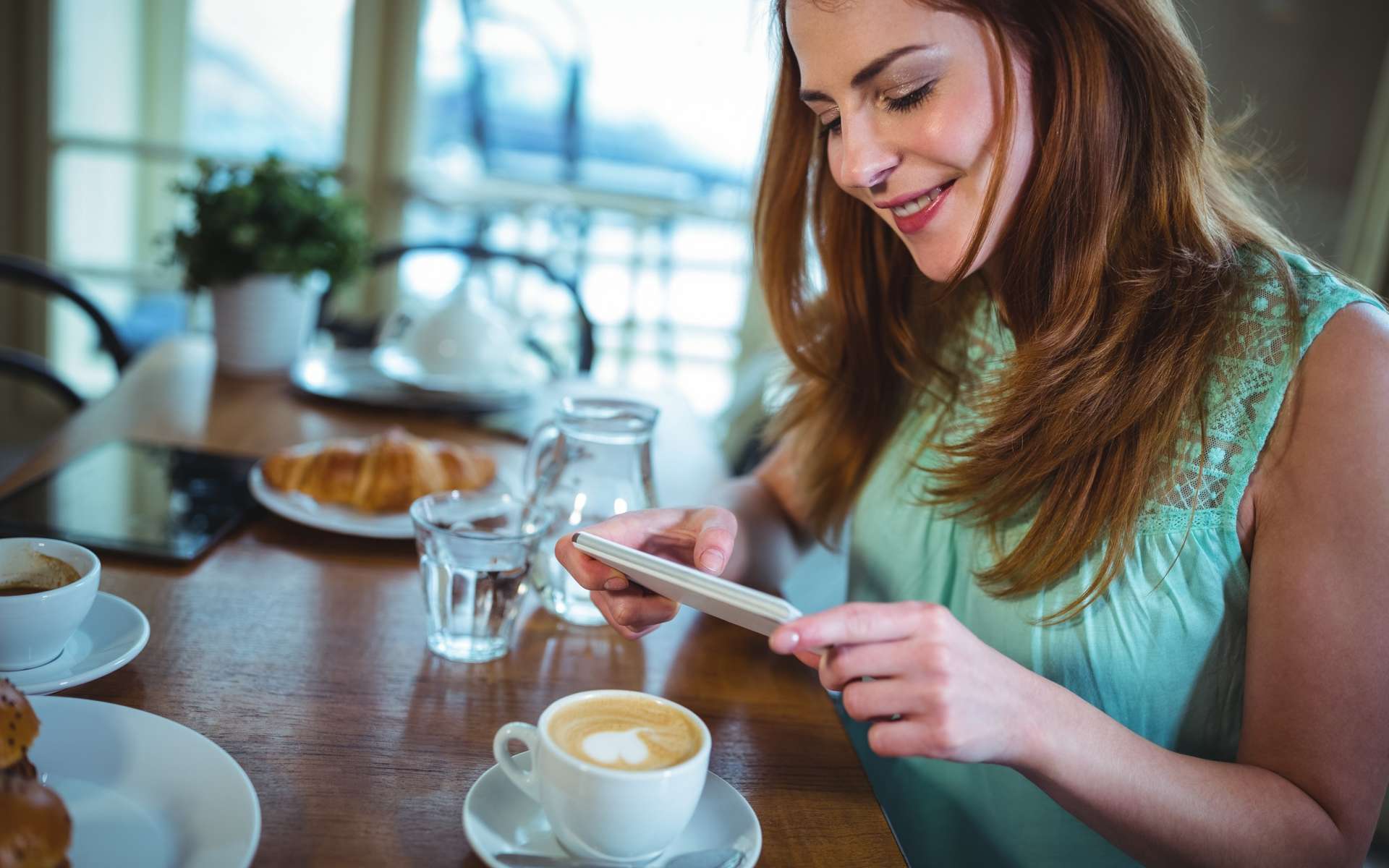 Hôtels, gares, cafés : NordVPN baisse son prix pour les vacances