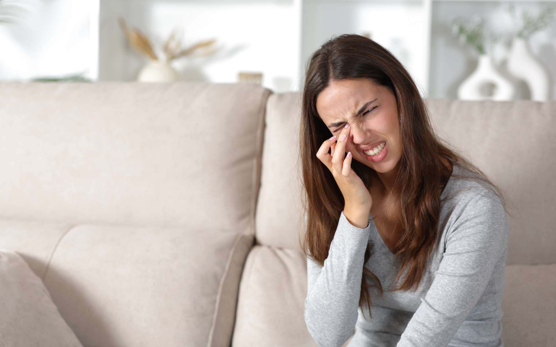 Patient bizarre : elle a l’impression d’avoir un corps étranger dans l’œil, ce que les médecins découvrent à l’intérieur les laissent sans voix