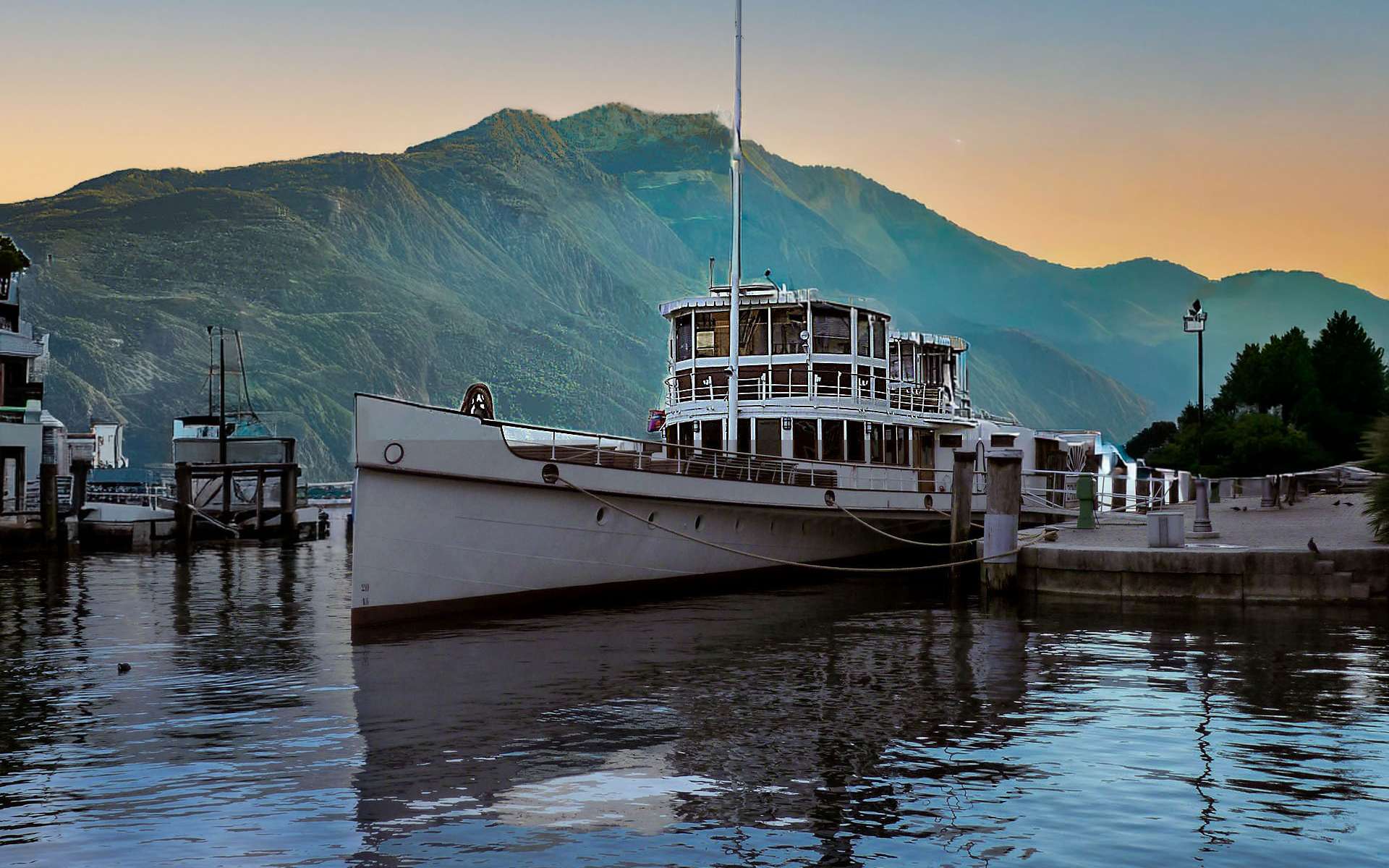 Au coeur de l'Italie, ce lac entre montagnes et eaux calmes fascine au coucher du soleil