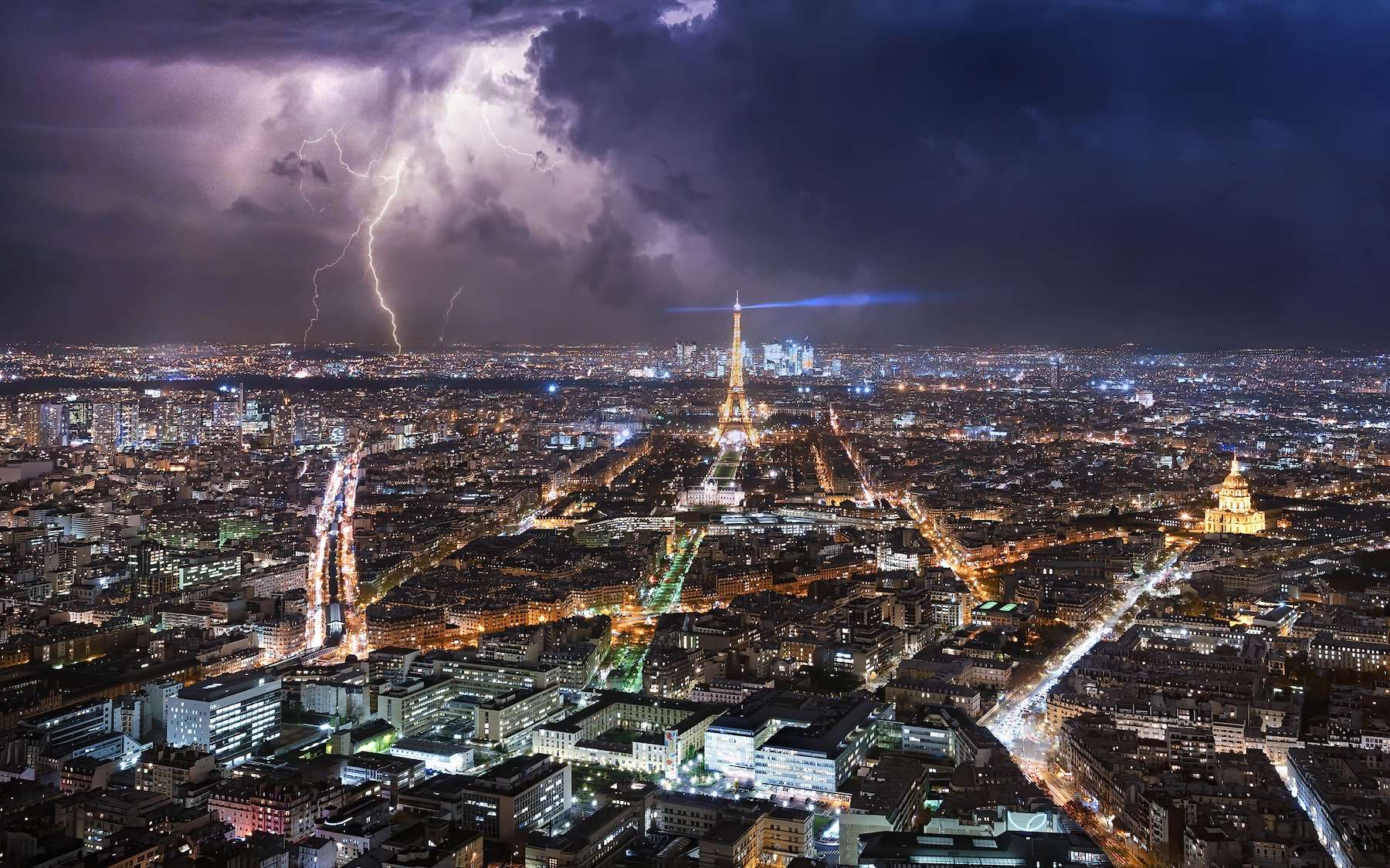 La foudre sur la tour Eiffel comme vous l’avez rarement vue