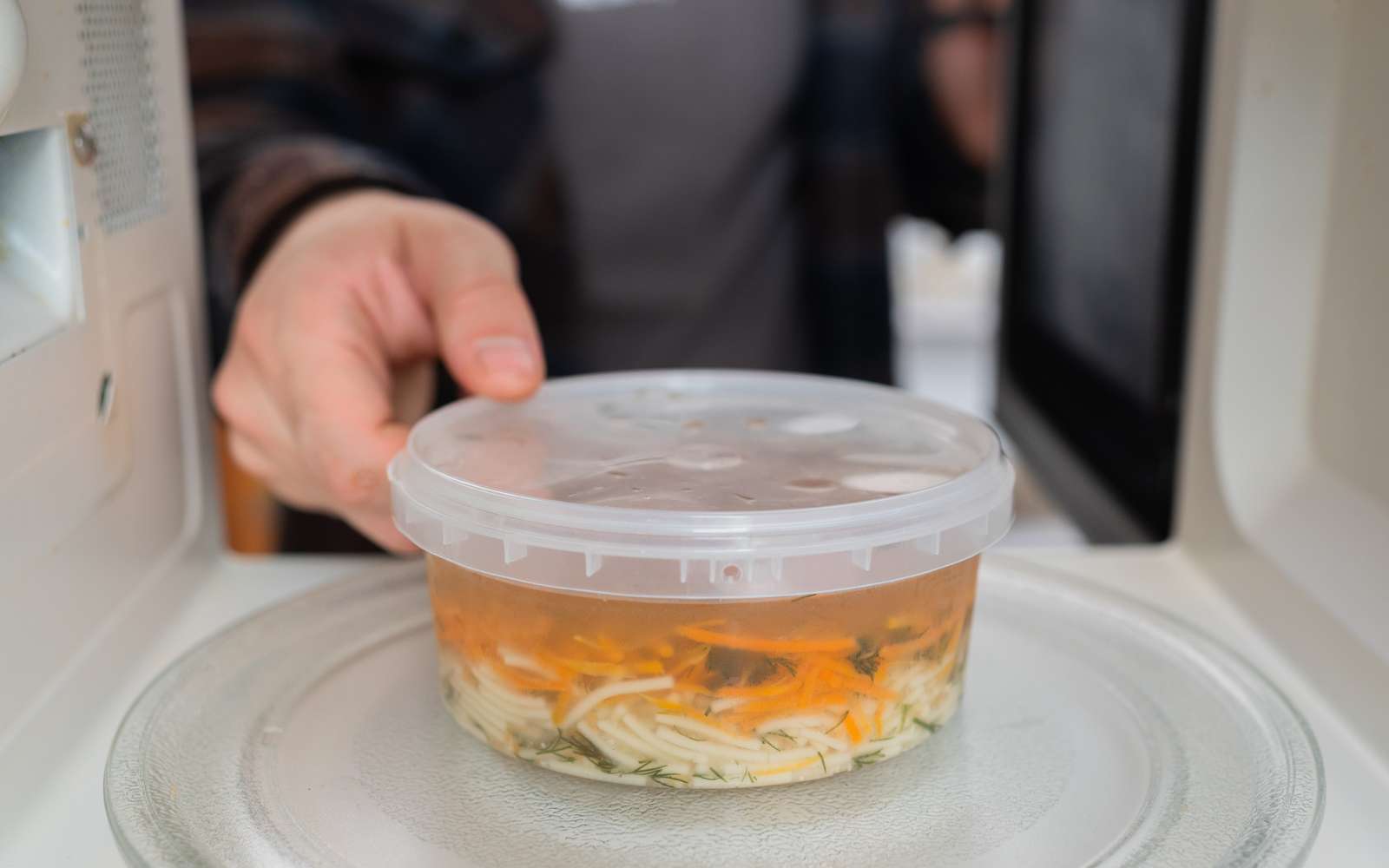 Comment les microplastiques attaquent le cerveau : les chercheurs lèvent le voile sur ce danger invisible