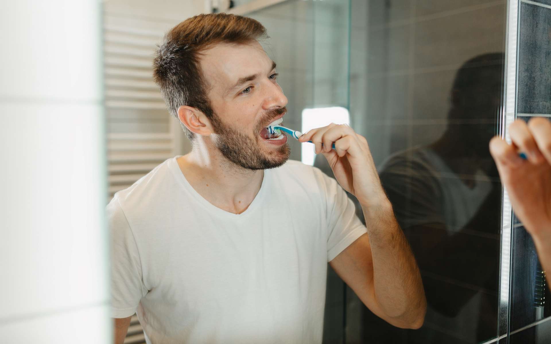 Patient bizarre : un homme de 50 ans a failli mourir après s’être brossé les dents