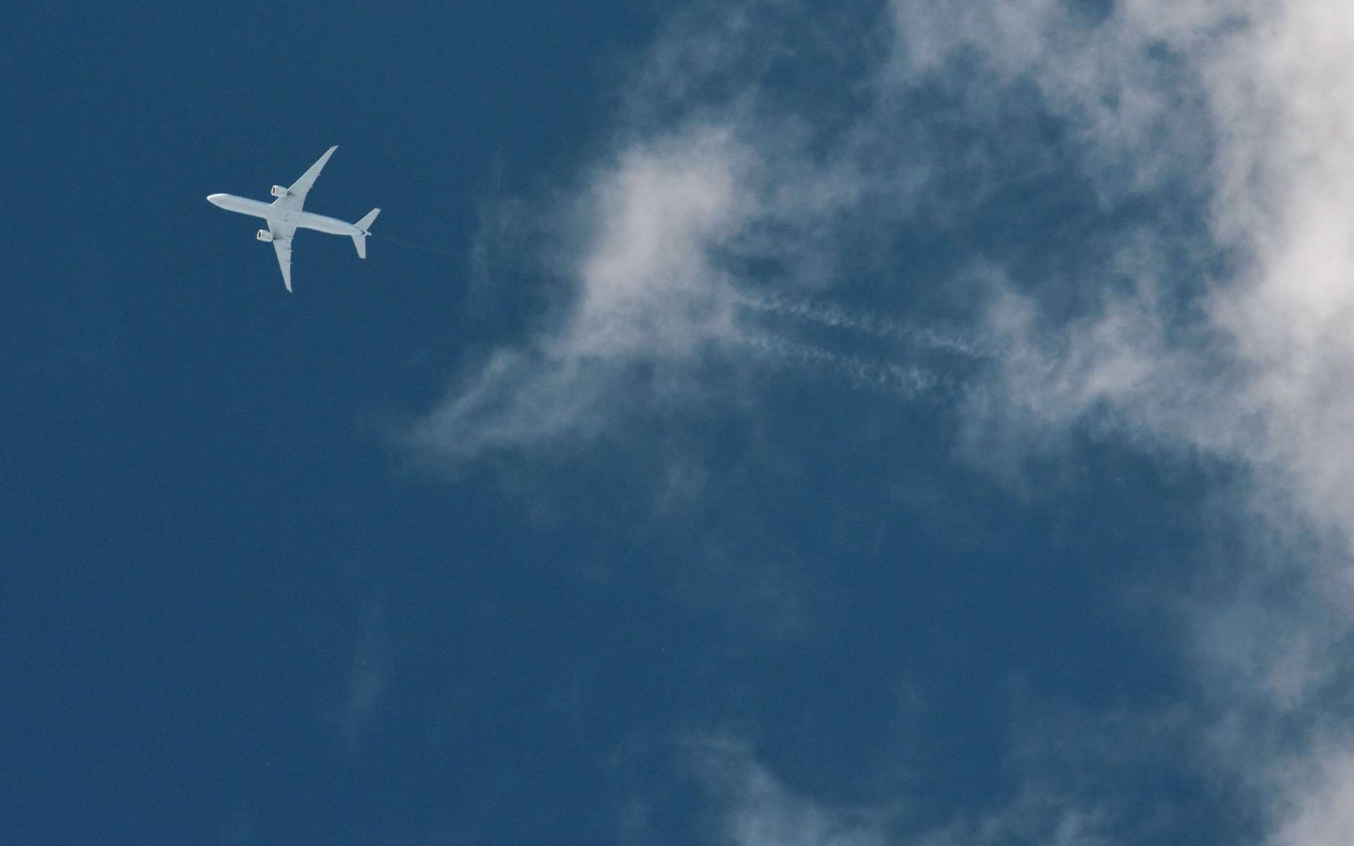 Et si la solution pour réduire les traînées de condensation formées par les avions était aussi la plus simple ?