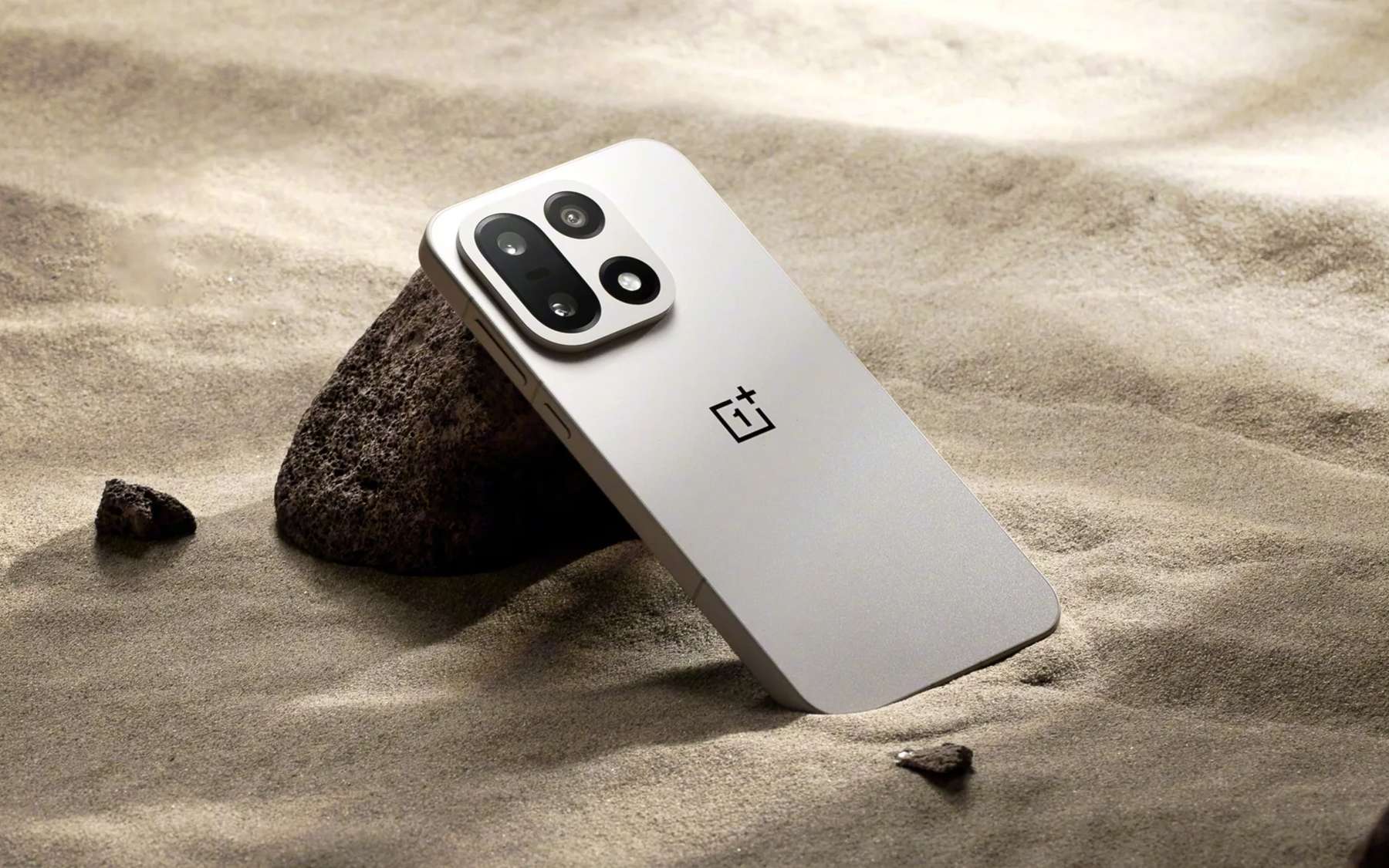 Le OnePlus 15 à 650 € : Snapdragon 8 Elite Gen 5, écran 165 Hz, 7300 mAh et triple capteur 50 MP pour un flagship qui frappe fort