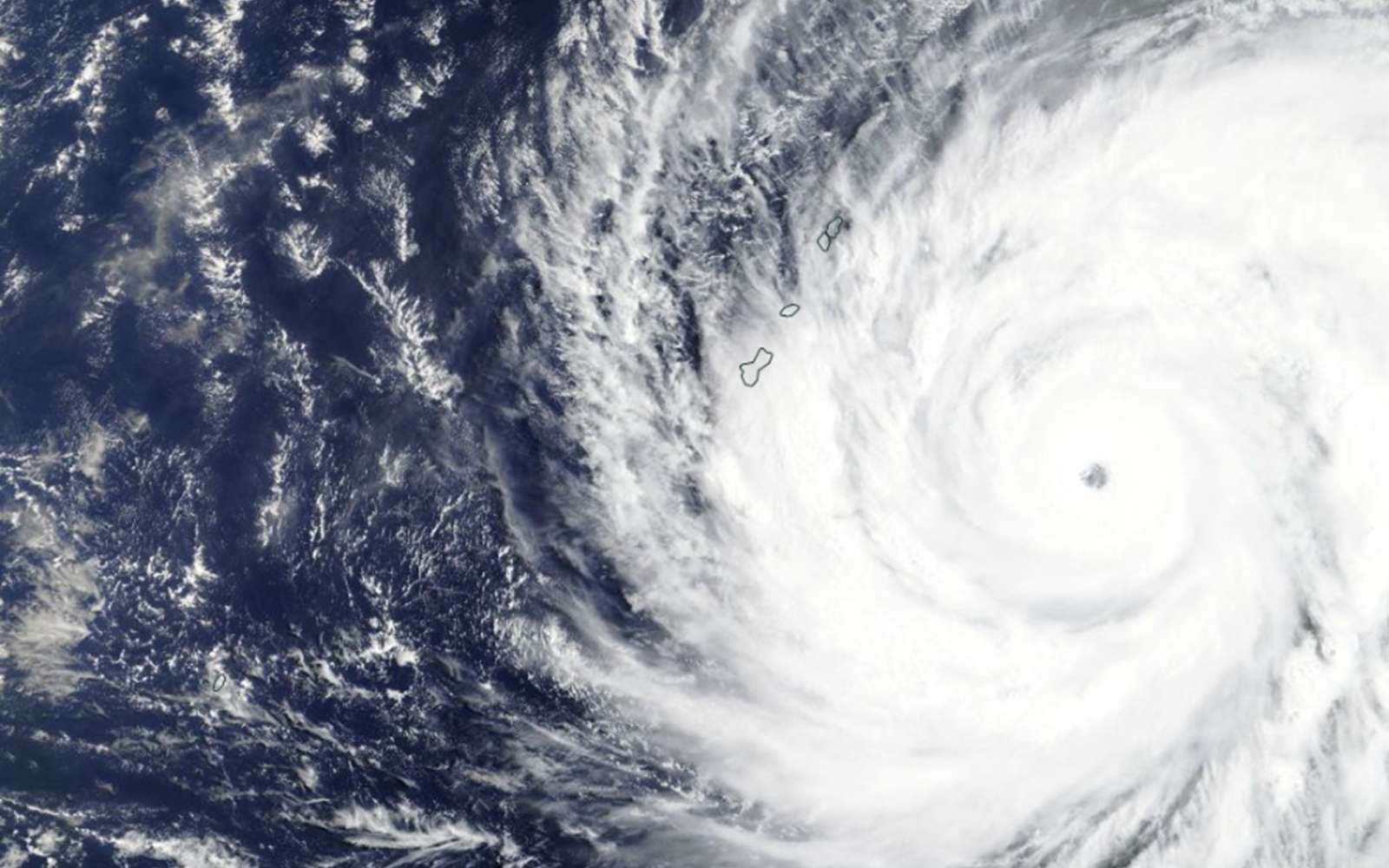Complètement hors-saison et hors norme : un super-typhon explose en catégorie 5 dans le Pacifique avec des vents à 300 km/h