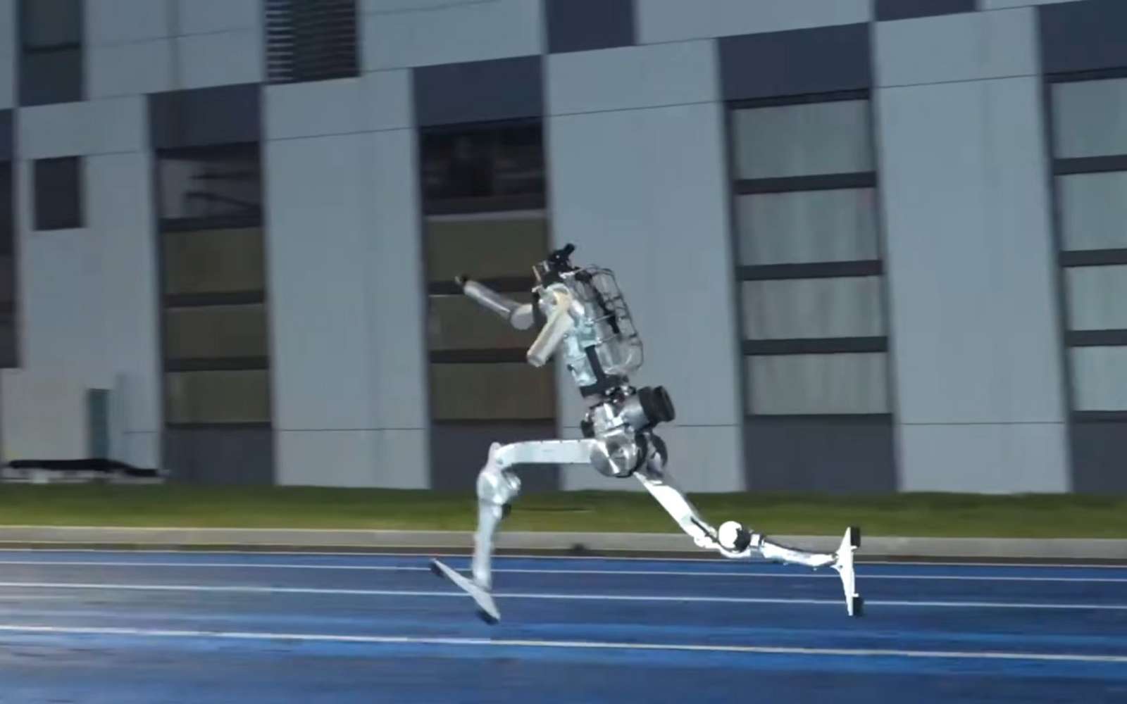 45,6 km/h et un saut de deux mètres : regardez le robot « Superman » pulvériser les limites humaines