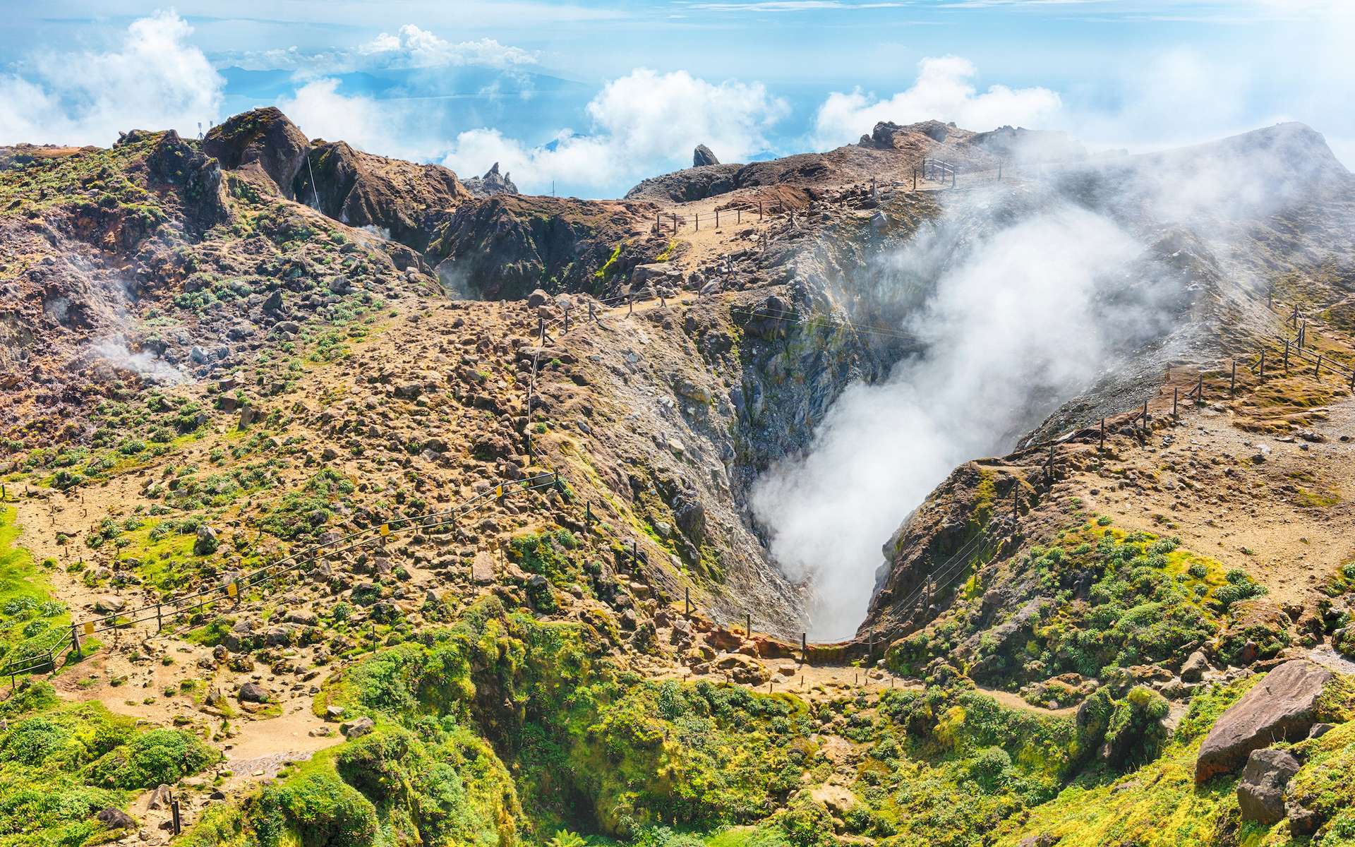 Saumures magmatiques : le trésor caché des volcans antillais ?