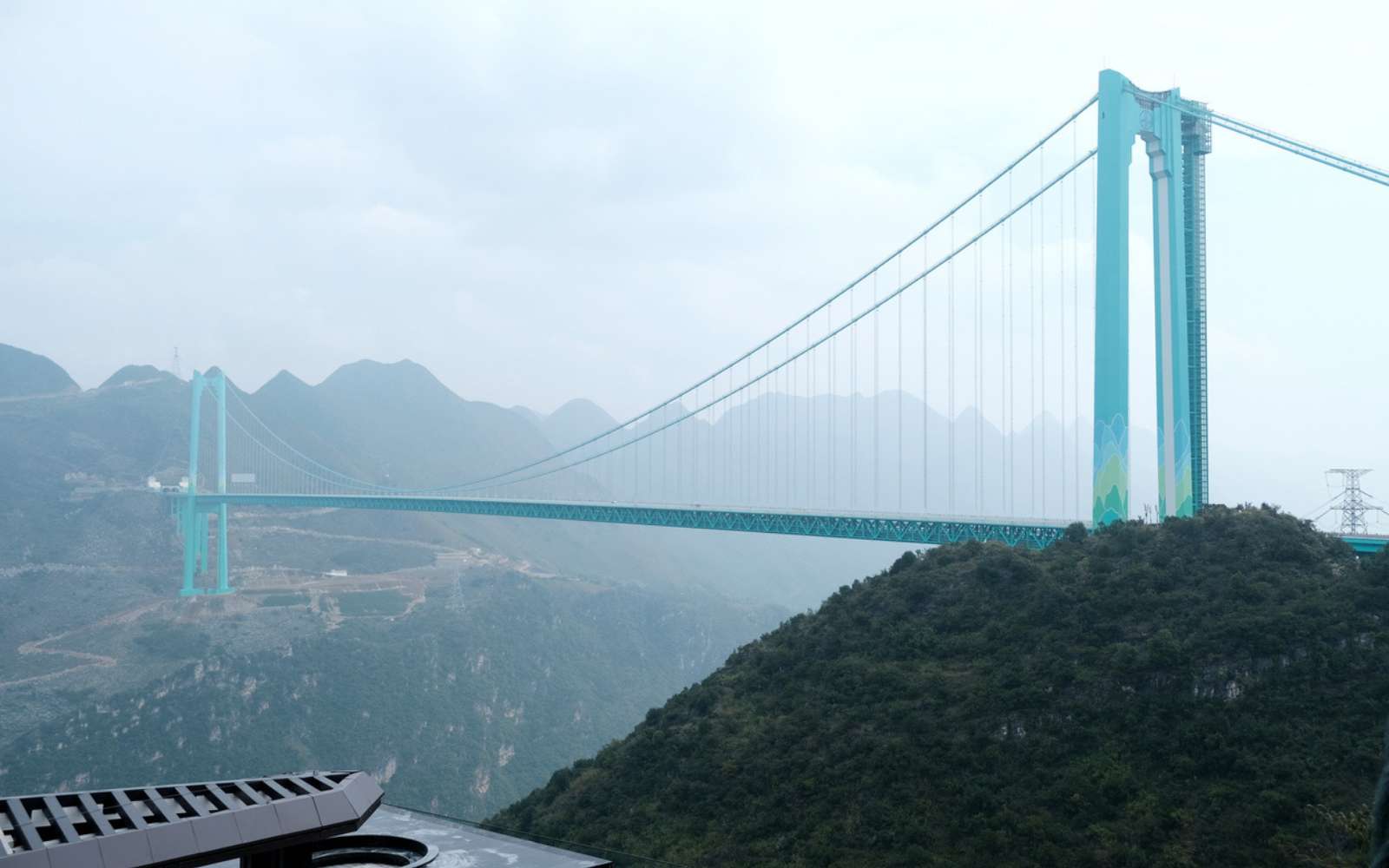 Ils ont suspendu une autoroute au-dessus du vide