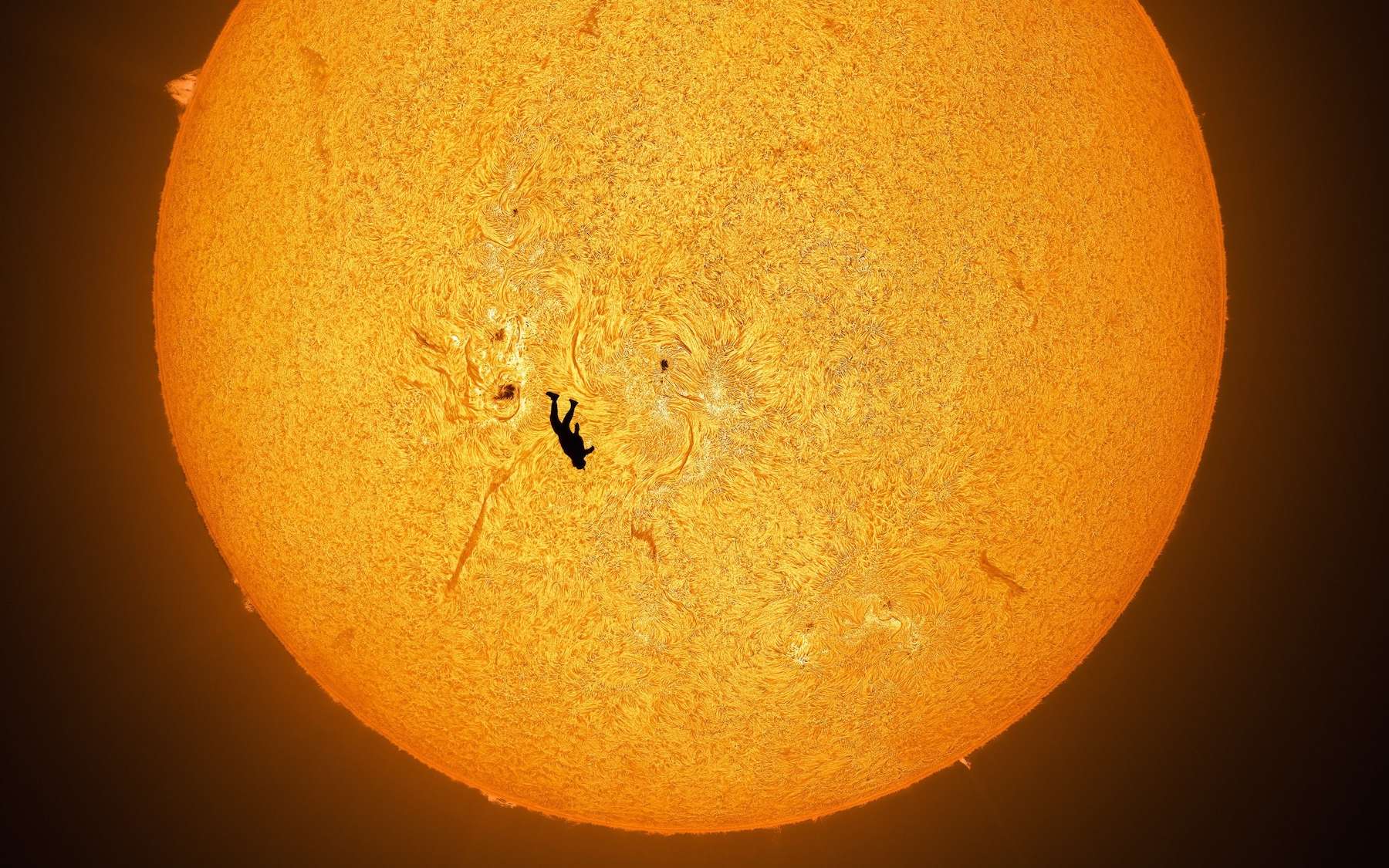 Un homme tombe du ciel... droit sur le Soleil : la photo hallucinante capturée au millième de seconde près !