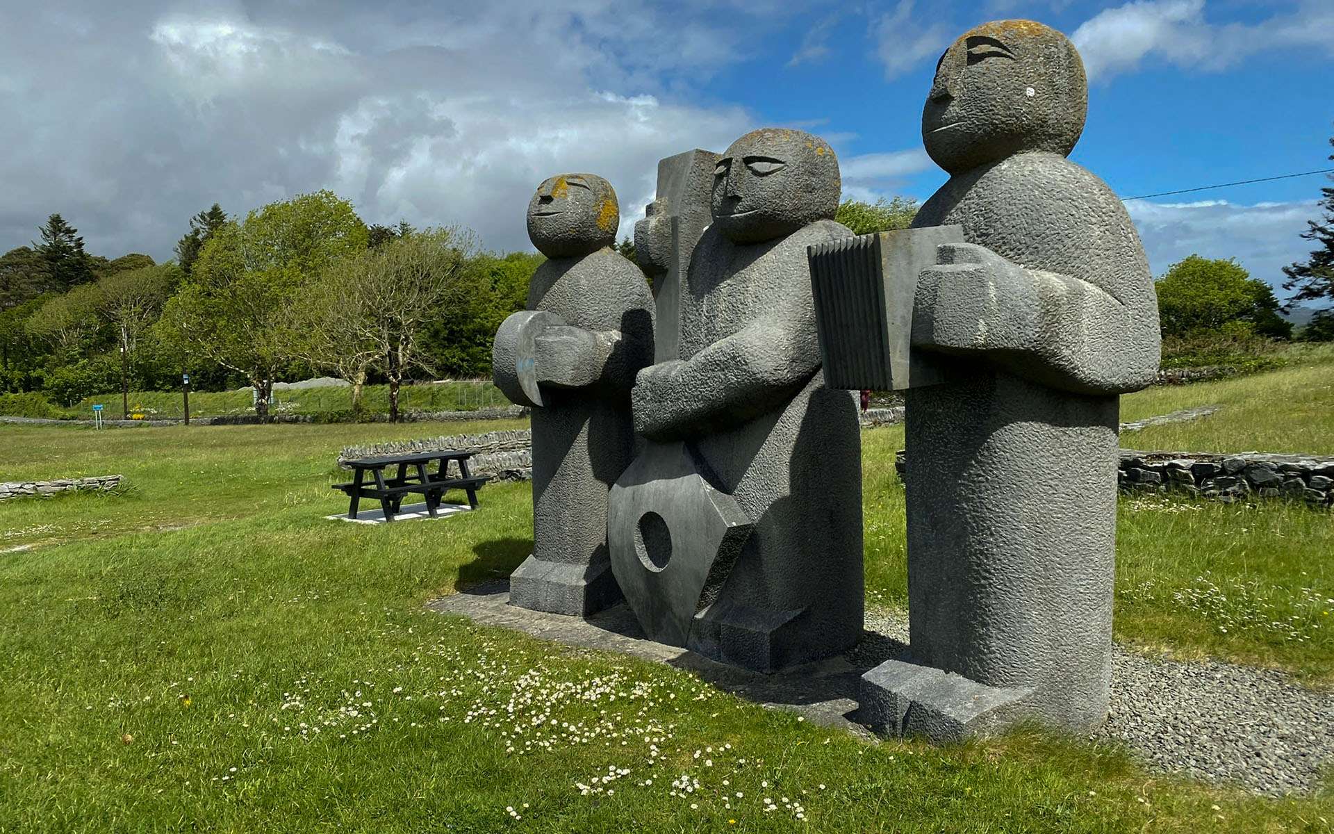 En Irlande : Ces musiciens semblent jouer… mais quelque chose ne colle pas