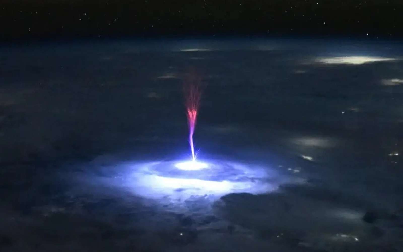 Le jour où une astronaute a pris une photo d'un gigantesque jet lumineux au-dessus de la Terre