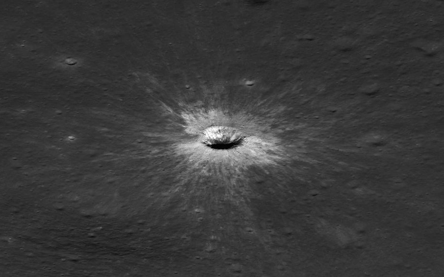« Cela n'arrive qu'une fois par siècle » : la Nasa vient de découvrir sur la Lune le plus grand cratère récent du Système solaire !