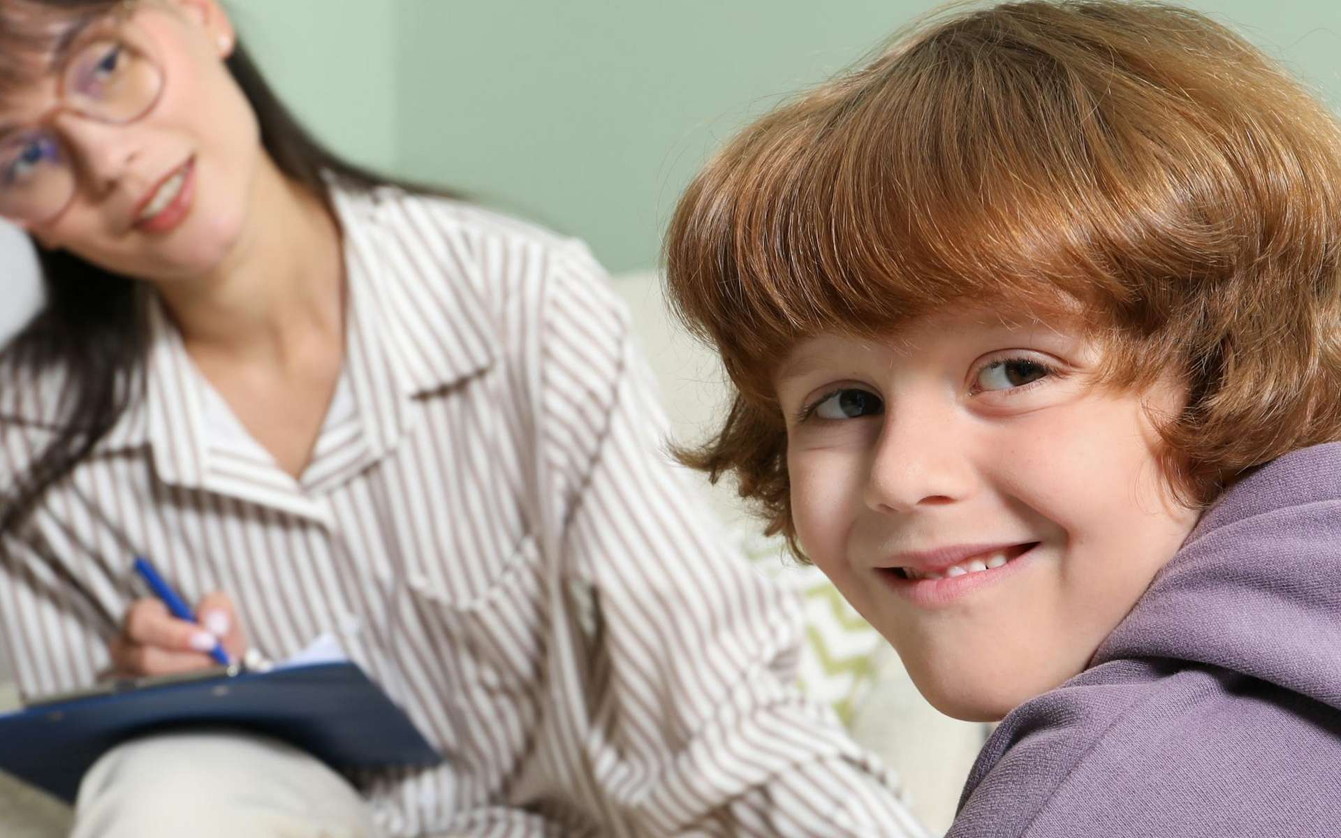 Autisme : une stimulation magnétique du cerveau sur cinq jours pourrait améliorer la communication des enfants, selon une étude