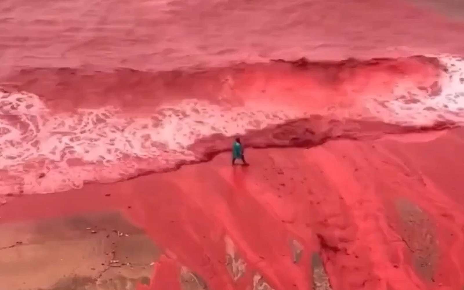 Une île et des plages rouges sang en Iran : ce que montrent les vidéos de ce phénomène est stupéfiant