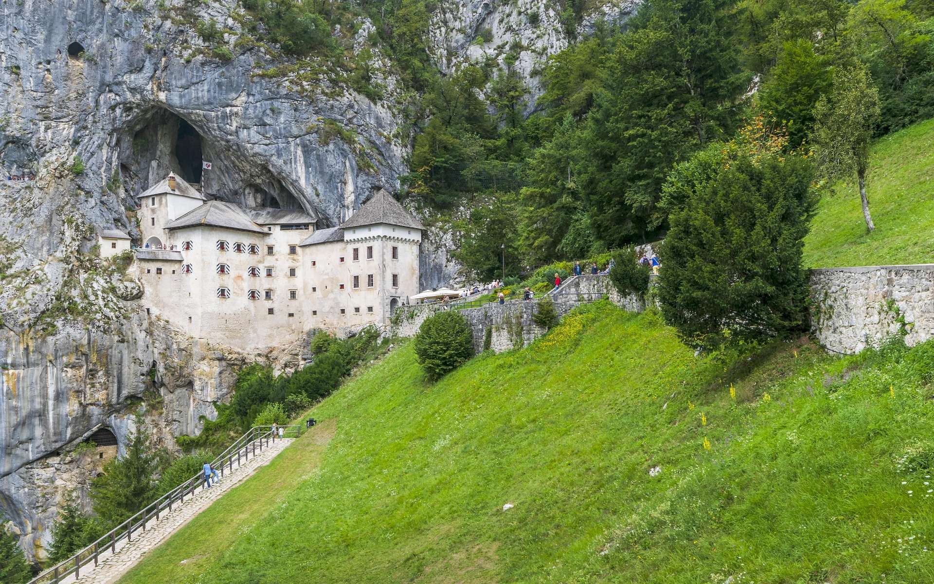Château de Predjama : comment cette forteresse médiévale sculptée dans la falaise est devenue l’un des sites les plus incroyables de Slovénie