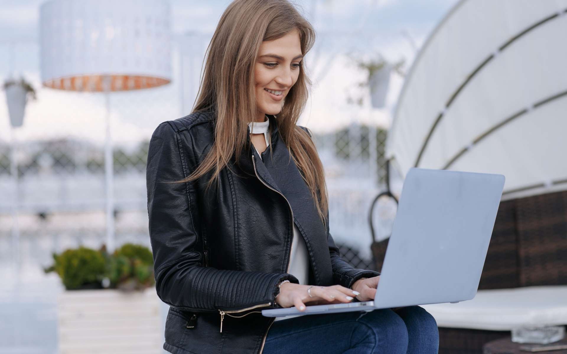 NordVPN : protéger ses accès cloud et comptes de travail pendant les déplacements d’été