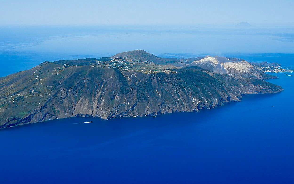 Vulcano : ce que révèle vraiment cette île volcanique fascinante des îles Éoliennes