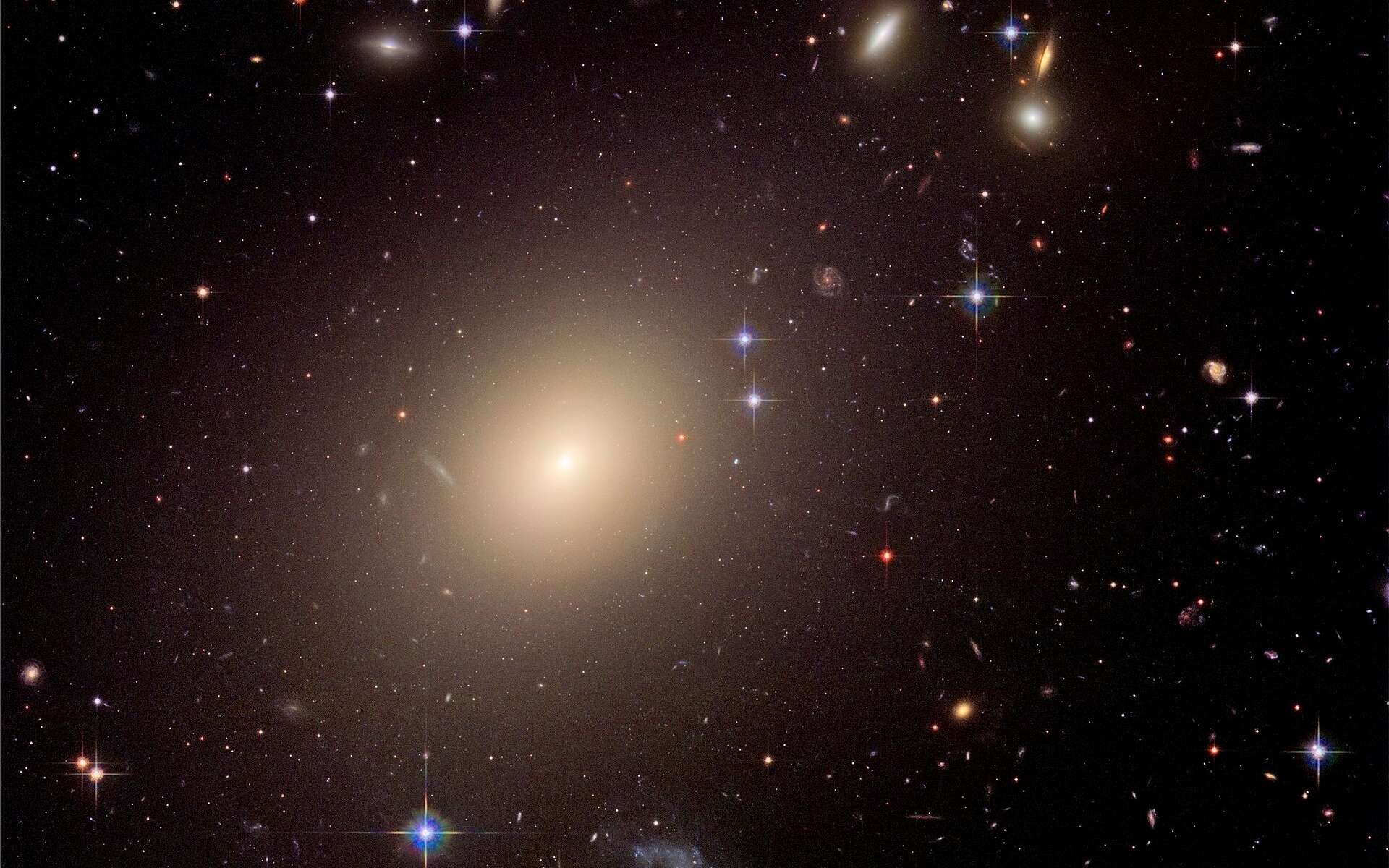 Comparée à ce monstre galactique, notre Voie lactée est une galaxie naine !