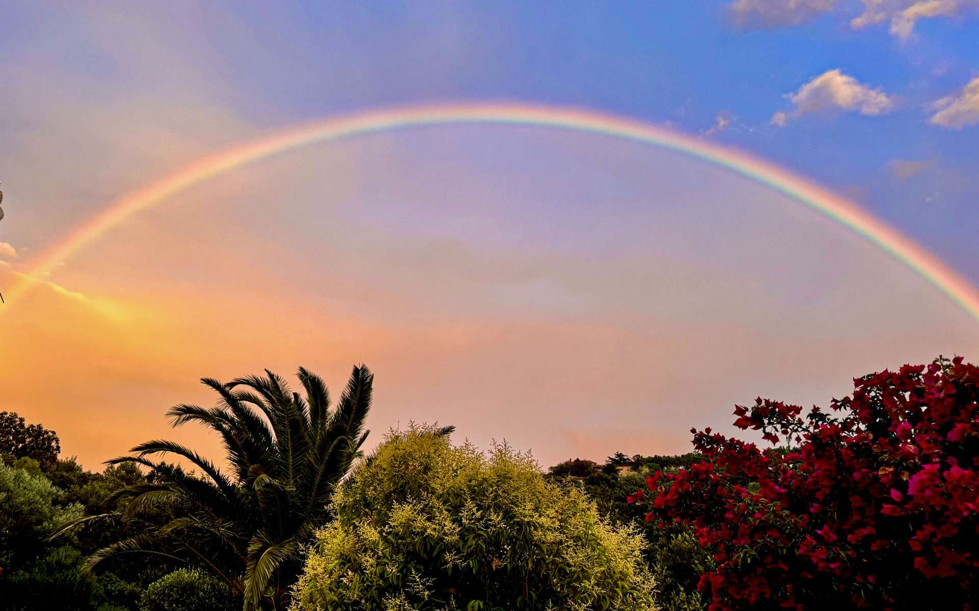 Avez-vous déjà observé un double arc-en-ciel ? Cette scène en Provence est un véritable enchantement