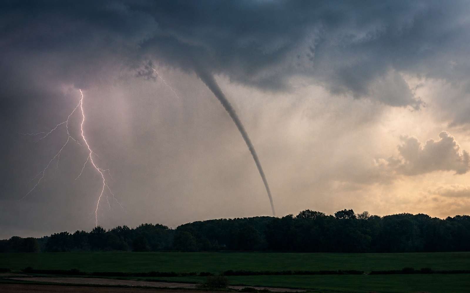 Grêle, tubas, arcus : retour en images sur des orages impressionnants... et nouveau risque pour les prochains jours
