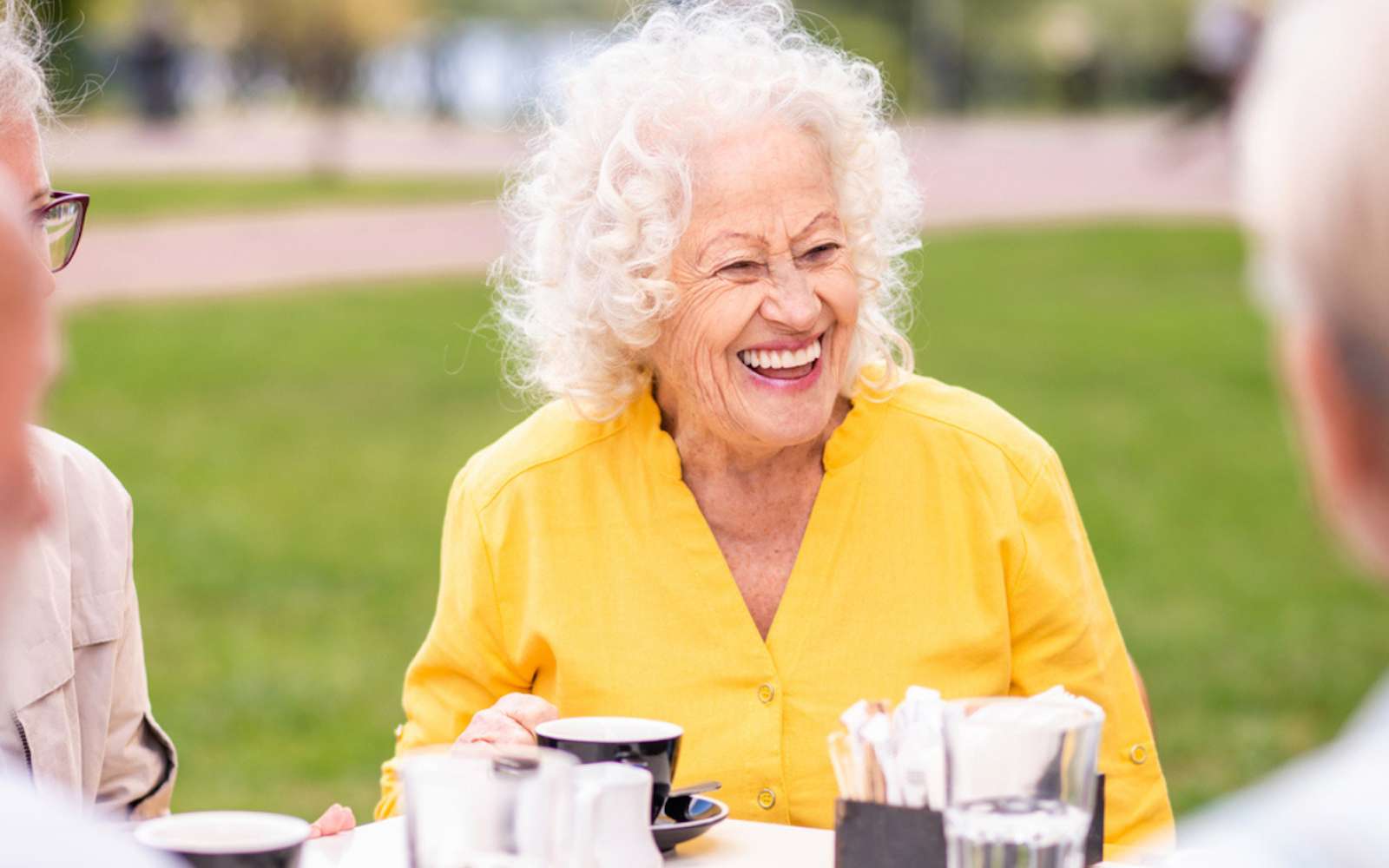 Alzheimer : cette nouvelle étude révèle un lien inattendu entre génétique et entourage
