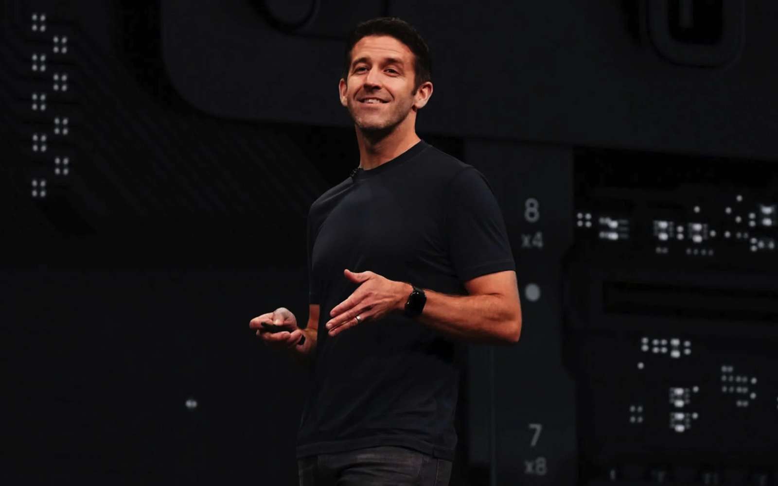 Qui est John Ternus, le successeur surprise de Tim Cook à la tête d'Apple ?