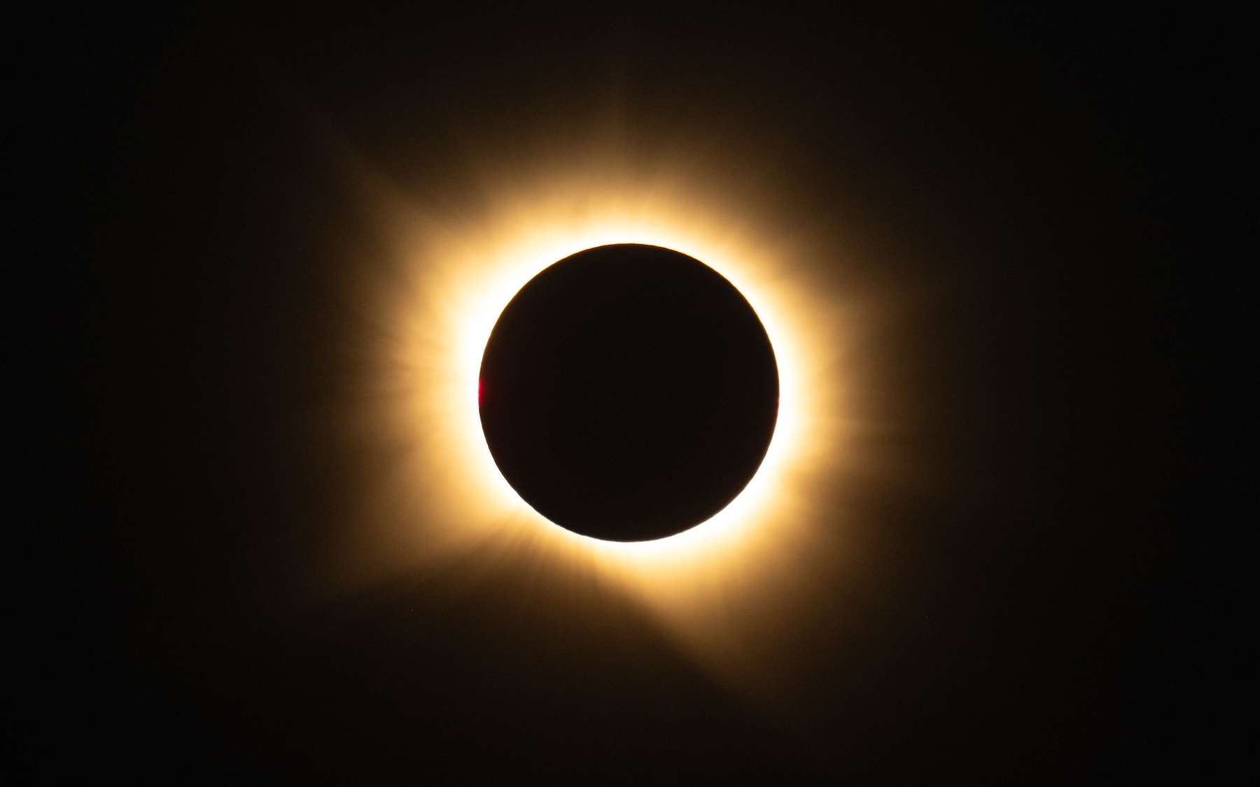 Le Soleil s'est éclipsé, puis les étoiles ont filé : retour en images sur une nuit complètement folle
