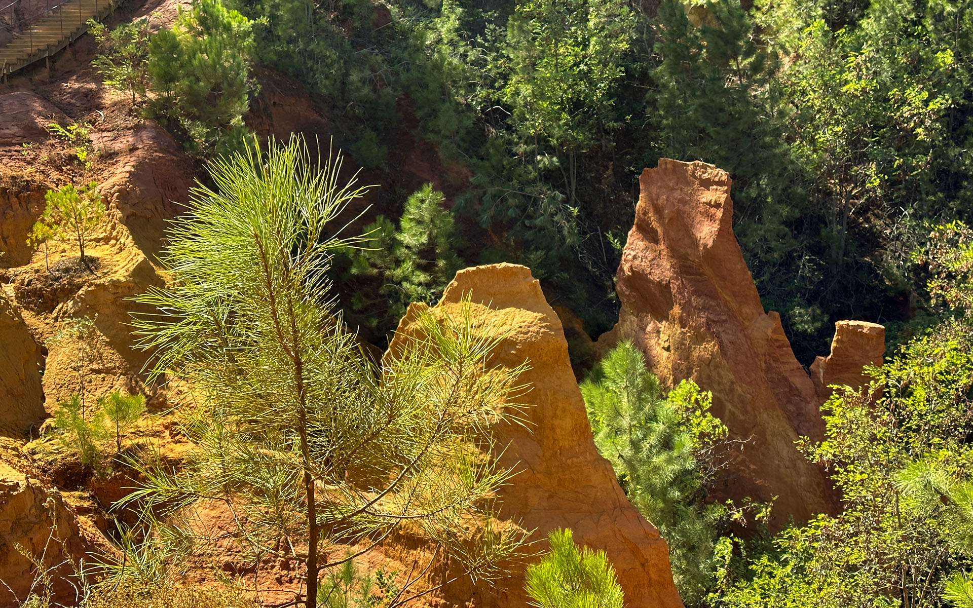 Près de 700 000 visiteurs par an : ce village accroché aux falaises d'ocre fascine la Provence