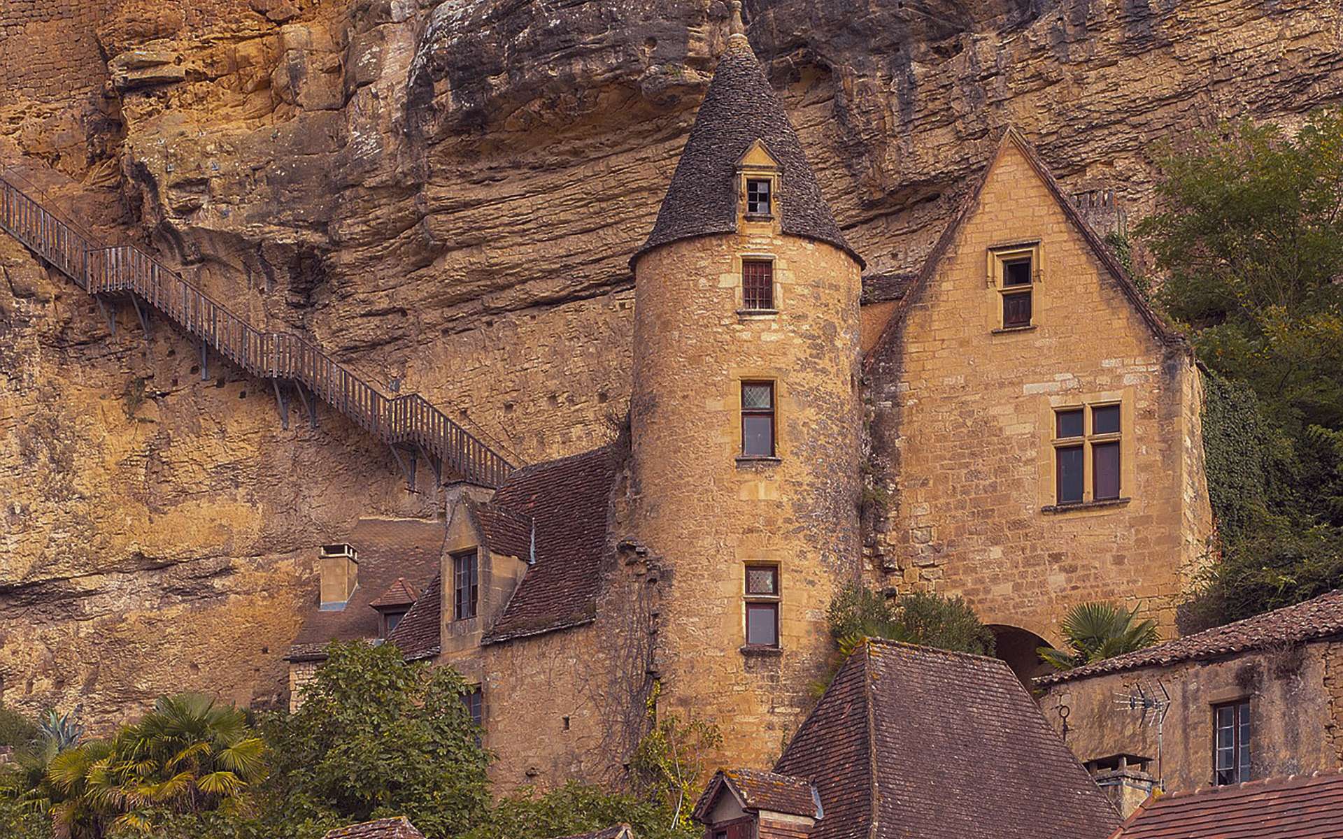 Plus d'1 million de visiteurs par an : ce village accroché à une falaise fascine la Dordogne