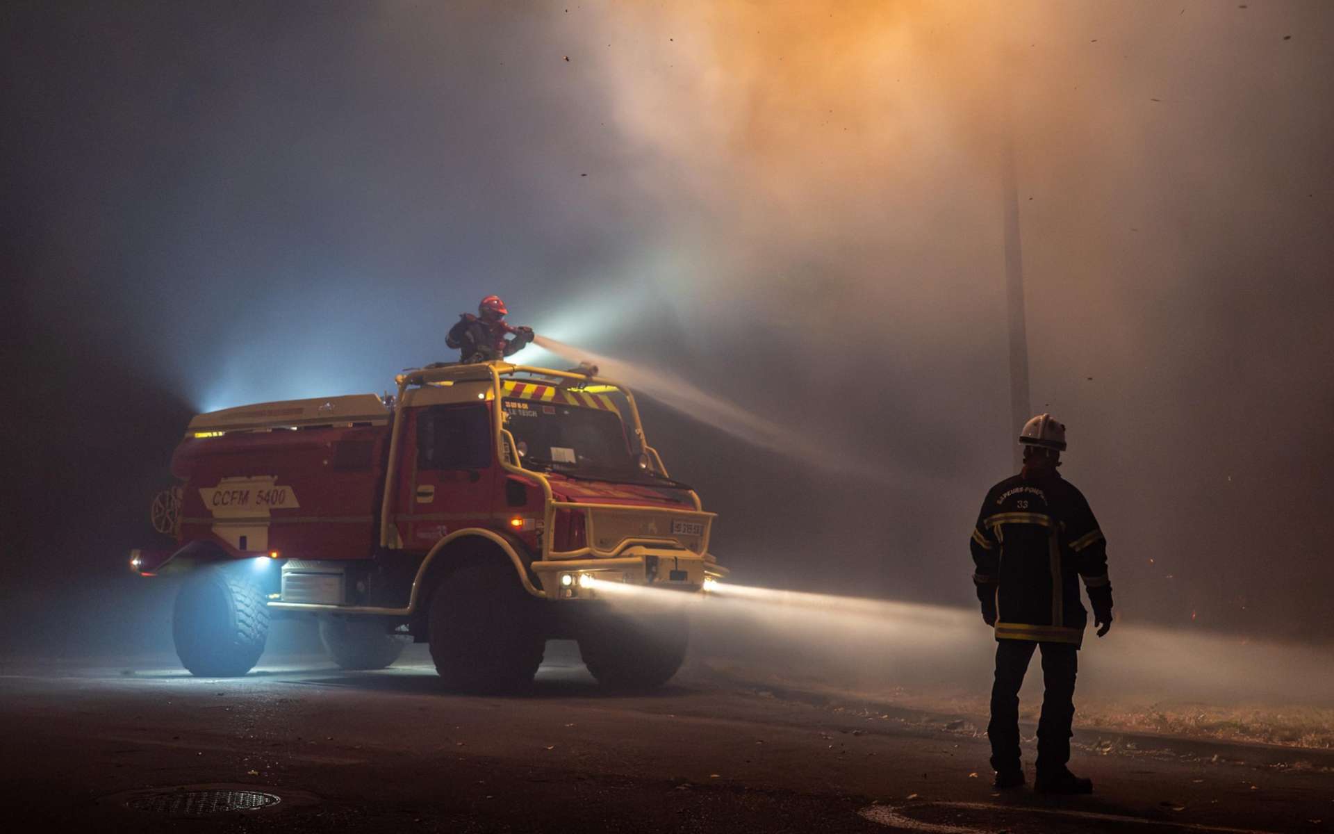 Au coeur de l'enfer : des lunettes connectées filment la lutte désespérée contre un mur de feu dans l'incendie géant