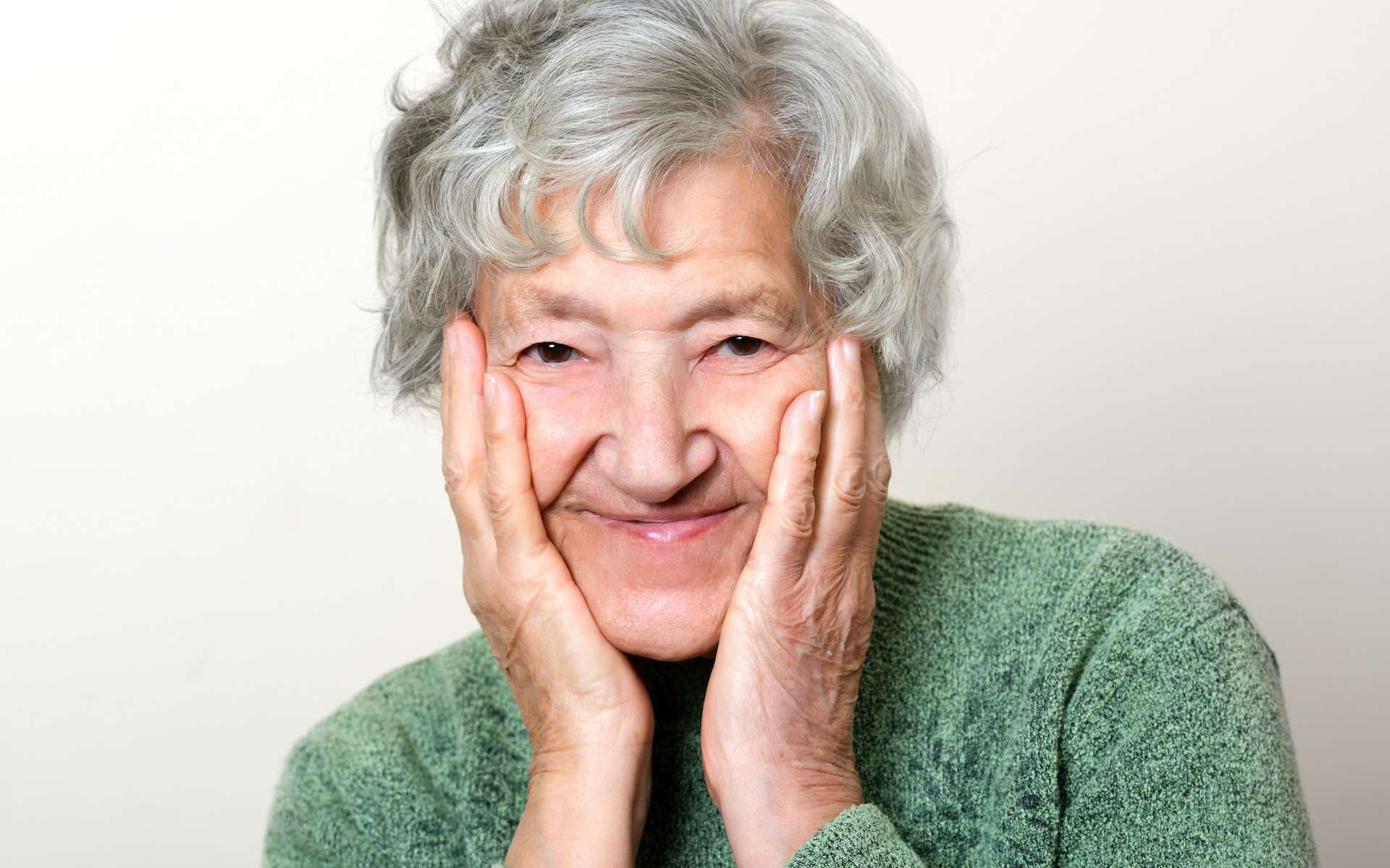 Une simple lumière LED et un haut-parleur pourraient ralentir Alzheimer selon une étude américaine