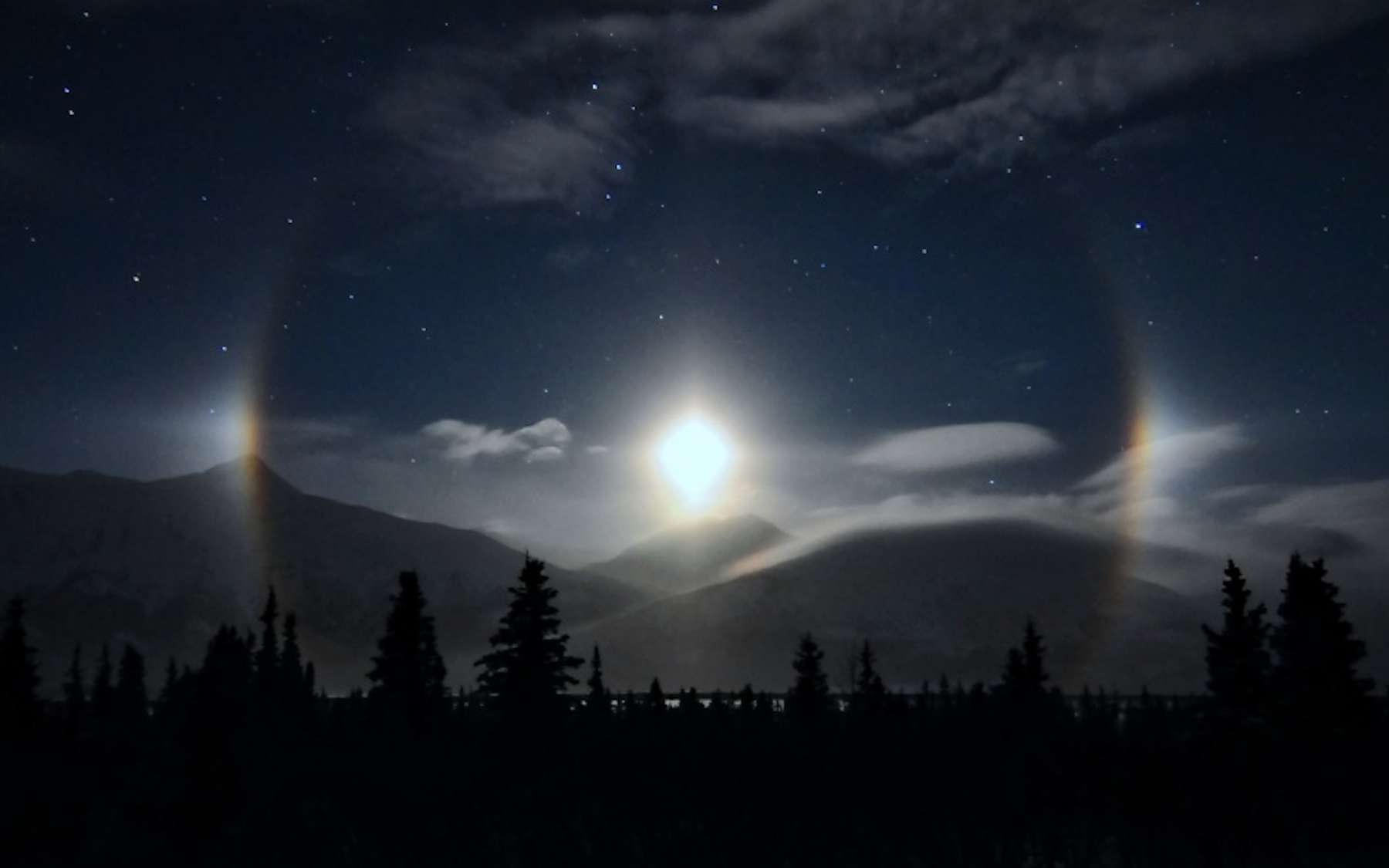 La pleine Lune s’est dédoublée ? Ce spectacle irréel observé en Russie a affolé les réseaux sociaux !