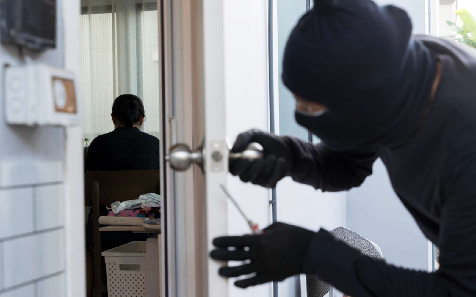 Un trou dans votre porte suffit : cette nouvelle technique de cambriolage se propage en France