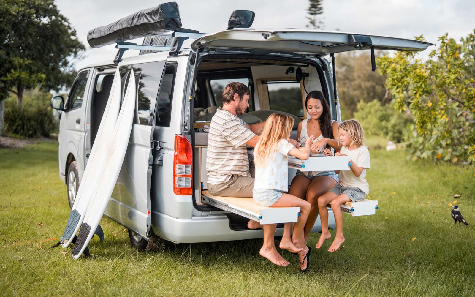 Envie de partir sur un coup de tête ? Ces inventions françaises transforment votre van en mini camping-car en quelques minutes