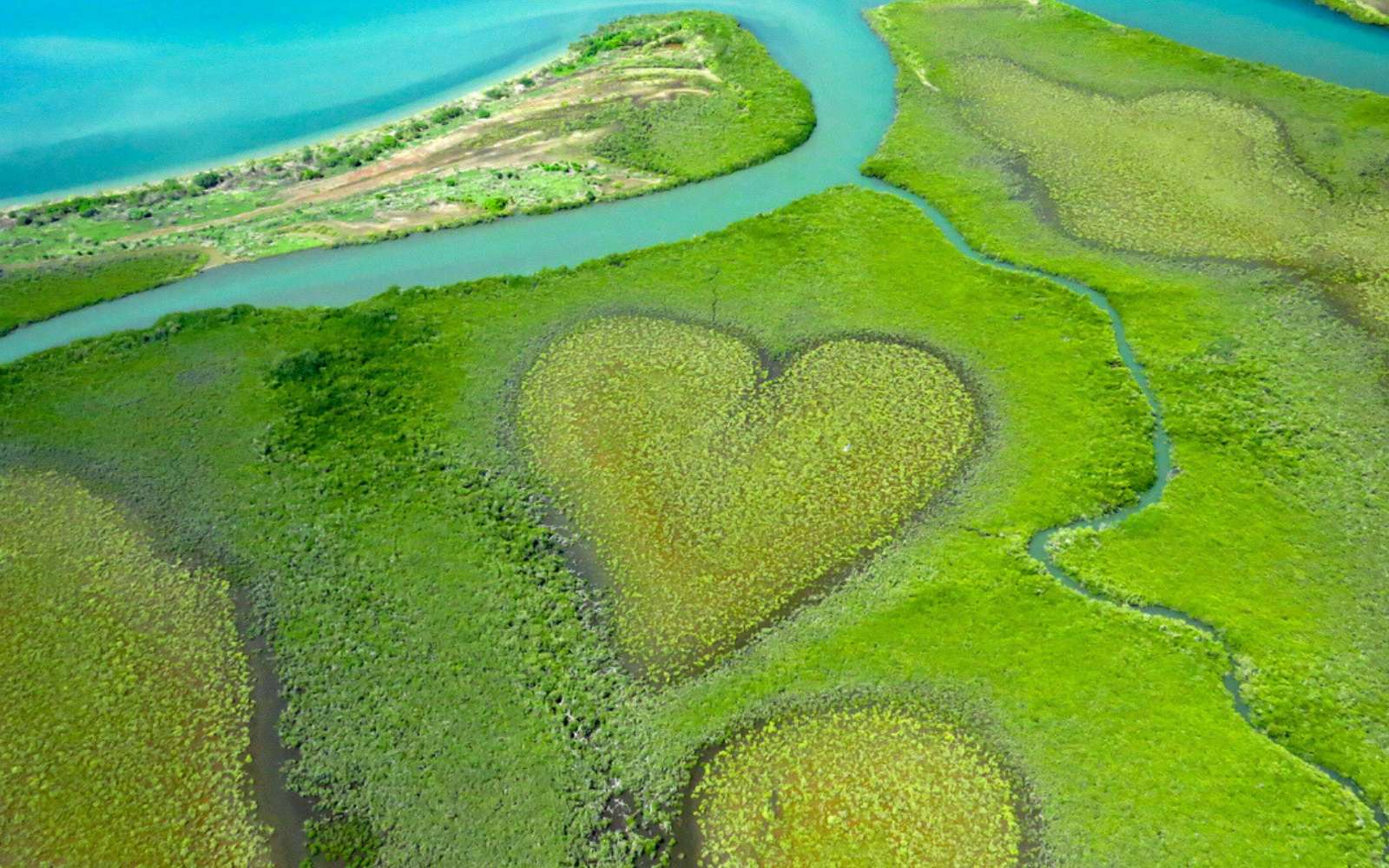Ces cœurs géants façonnés par la nature donnent l’impression que la Terre nous parle
