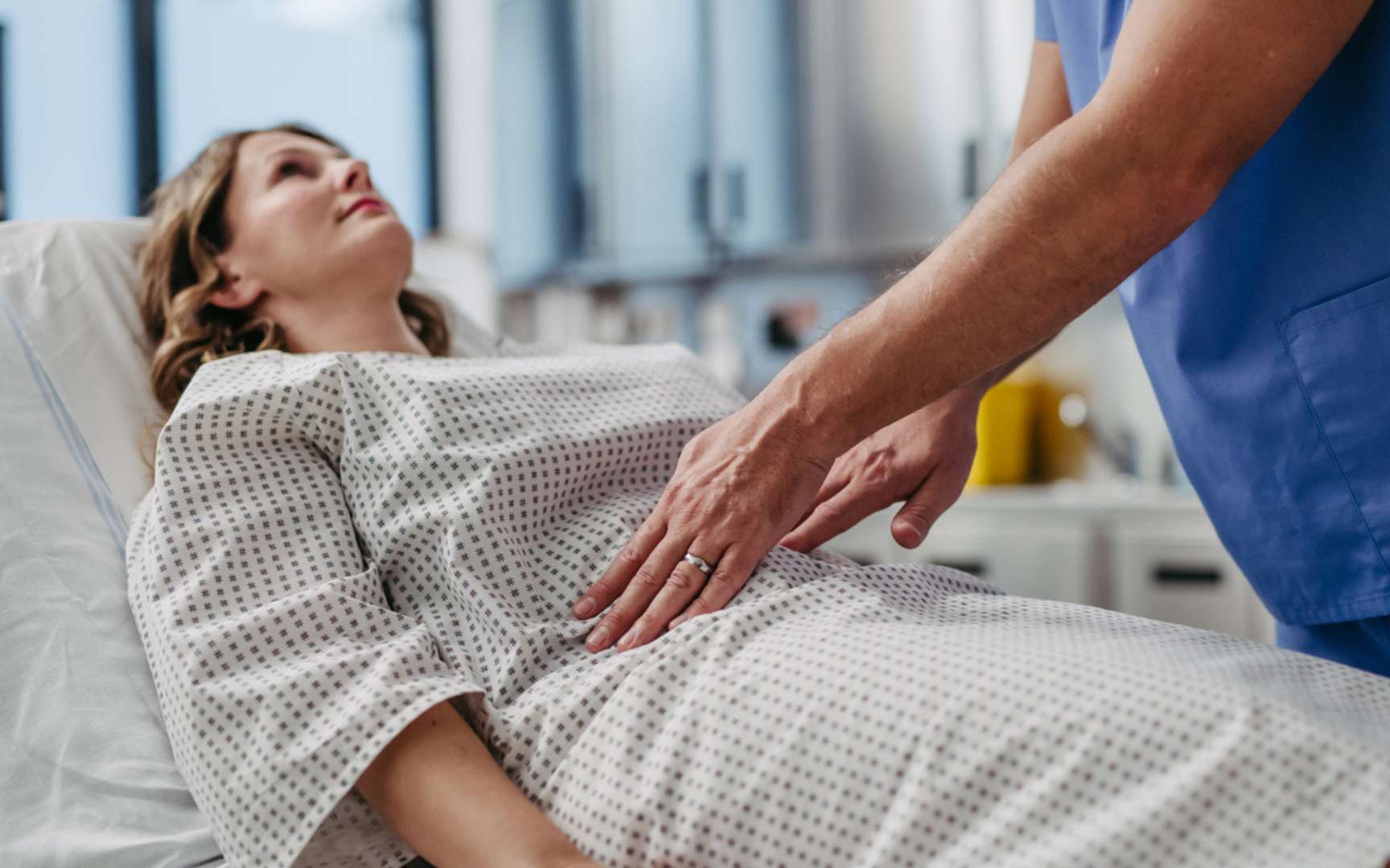 Les chirurgiens pensaient retirer une masse de l’intestin de cette femme : une créature vivante en a soudainement surgi