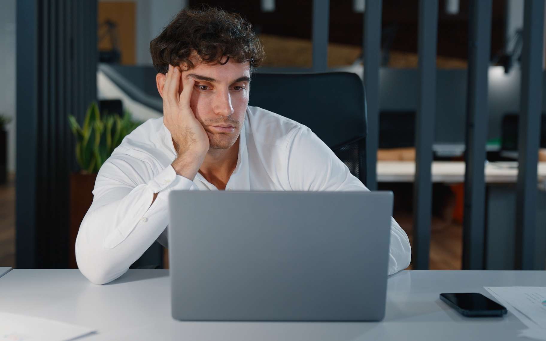 Ces 5 comportements au bureau peuvent signaler une dépression sans qu'on s'en rende compte