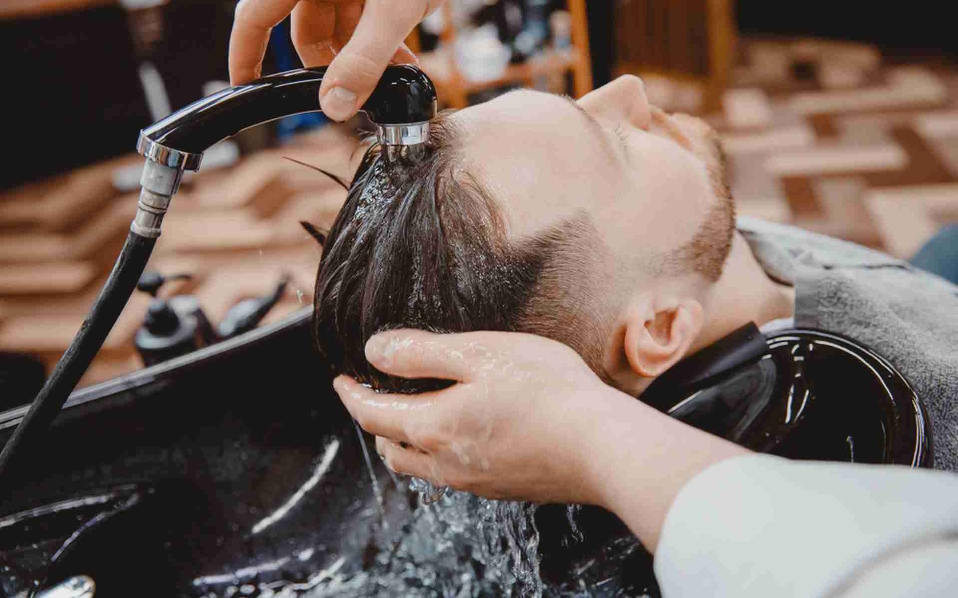 Le « syndrome du coiffeur » : ce risque rare mais réel d'AVC que peu de gens connaissent