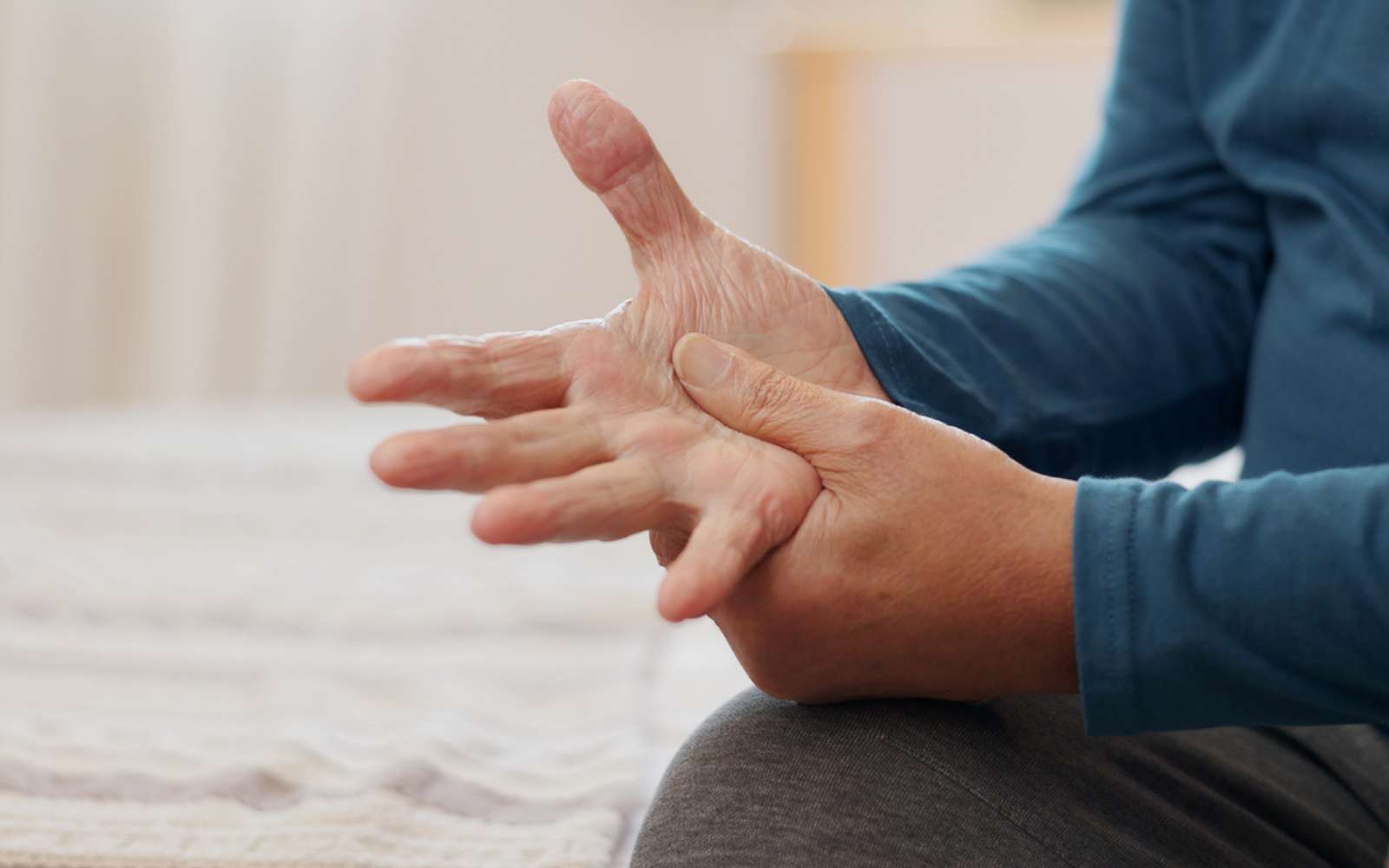 Après 25 ans de recherche, voici la thérapie prometteuse qui suscite l'espoir des chercheurs sur Parkinson