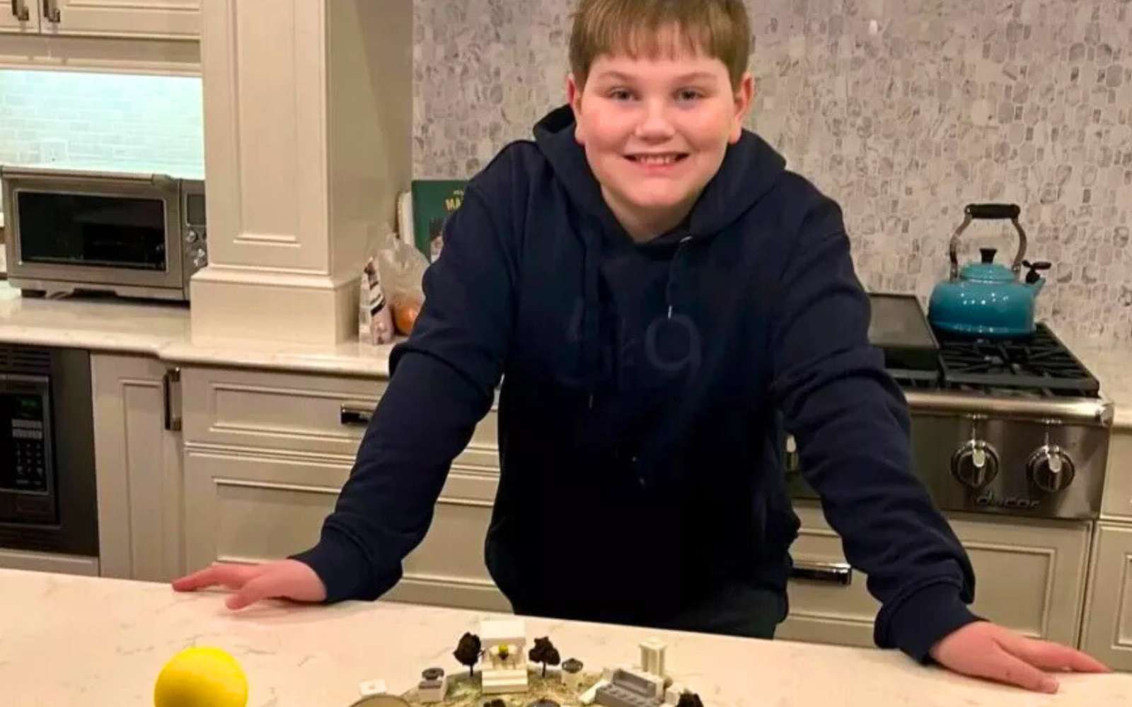 Un collégien teste l’arme la plus mythique de l’Antiquité…