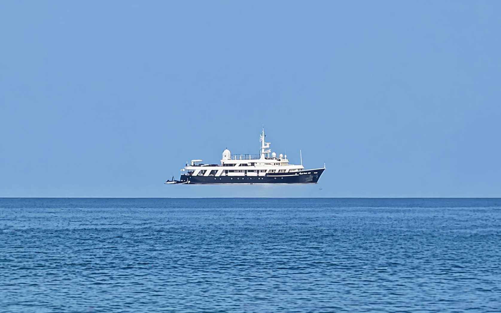 Phénomène météo extraordinaire : ces bateaux suspendus dans le ciel ne sont pas des fake news