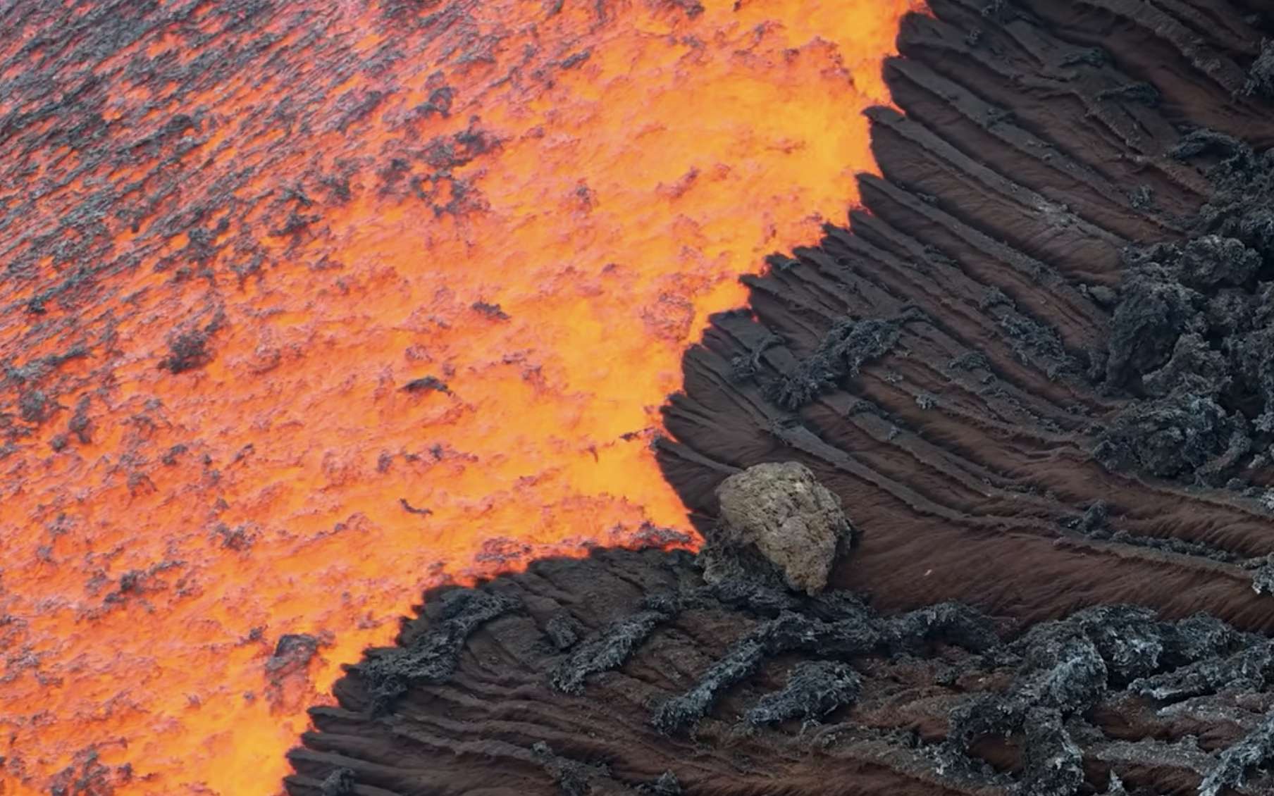 L'Etna sort de son calme avec une coulée de lave lente, rougeoyante et spectaculaire