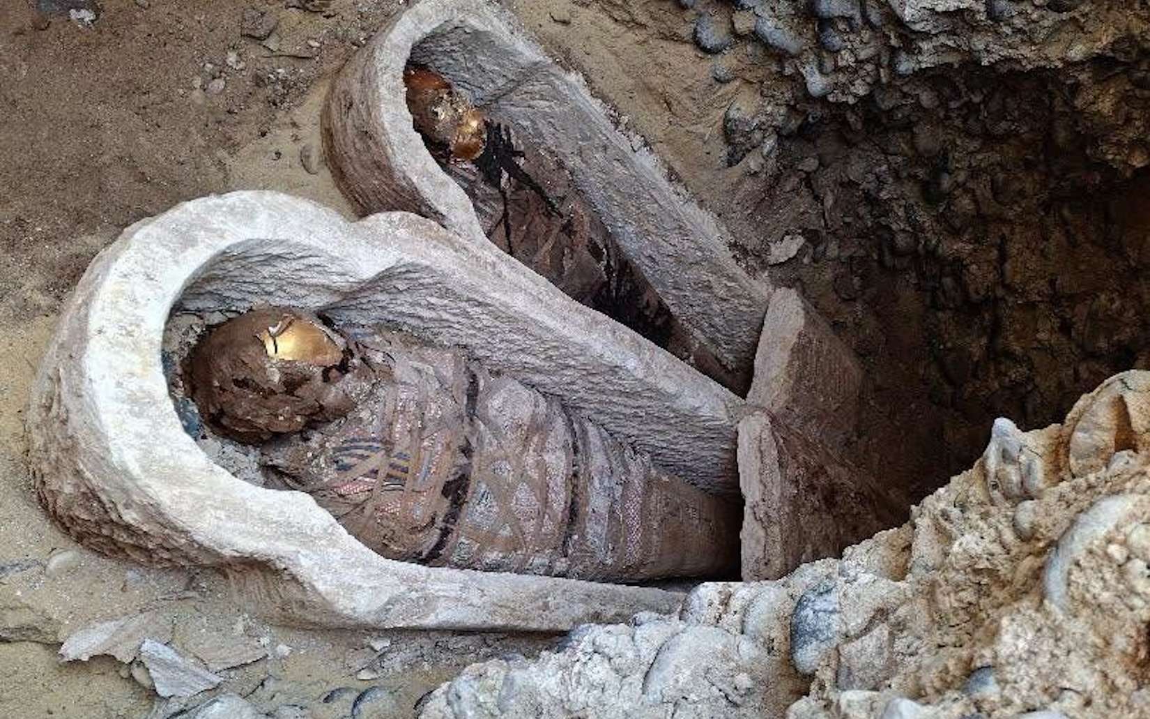 Des langues d'or, des félins, un fragment de l'Iliade : cette momie découverte en Égypte défie les repères