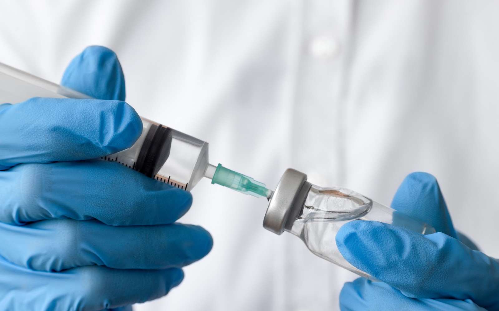 Deux injections par an et 99,9 % d'efficacité : ce traitement peut-il enfin mettre fin au VIH ?