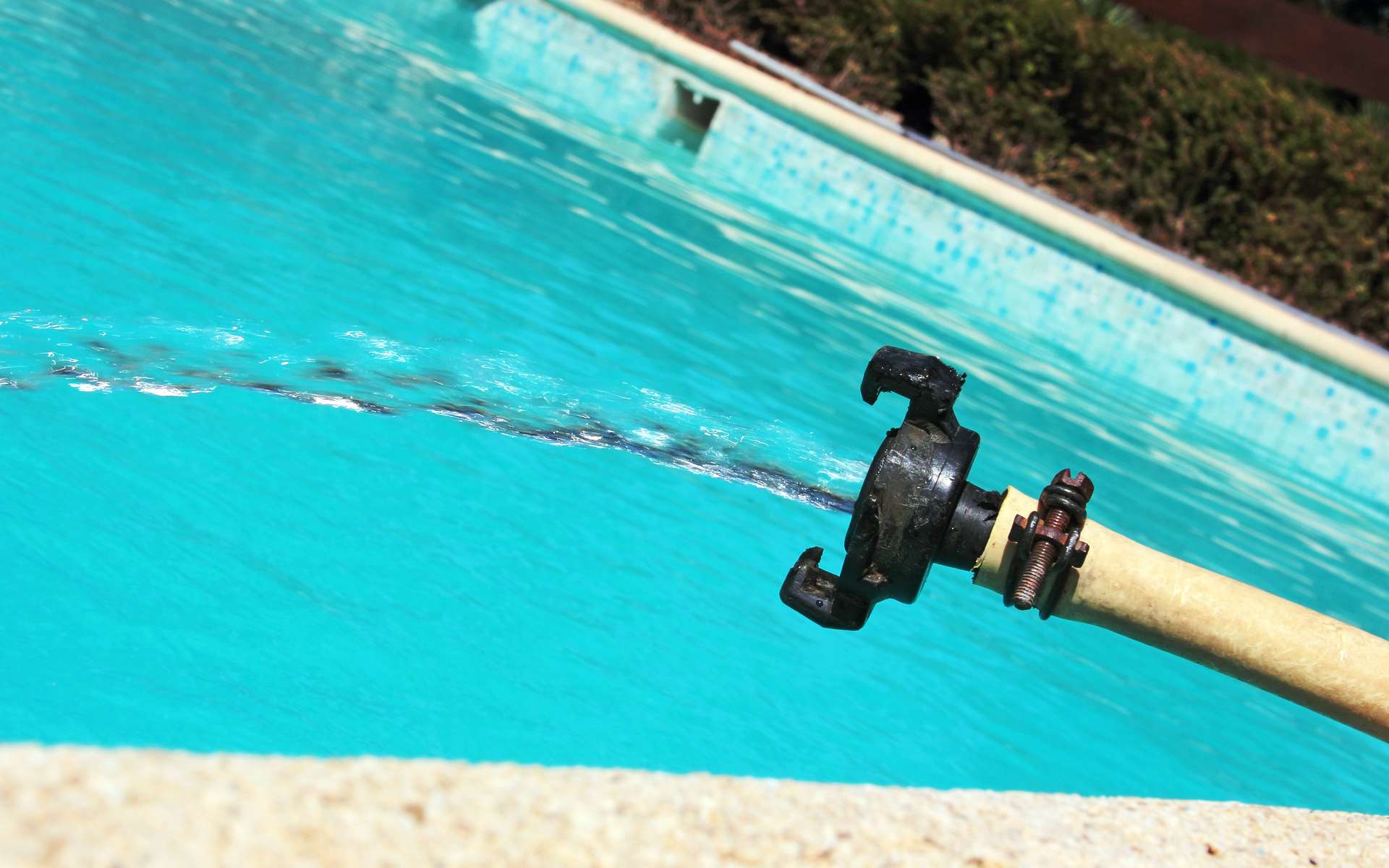 Jusqu'à 1 500 euros d'amende : remplir sa piscine ou arroser son jardin devient risqué dans une grande partie de la France