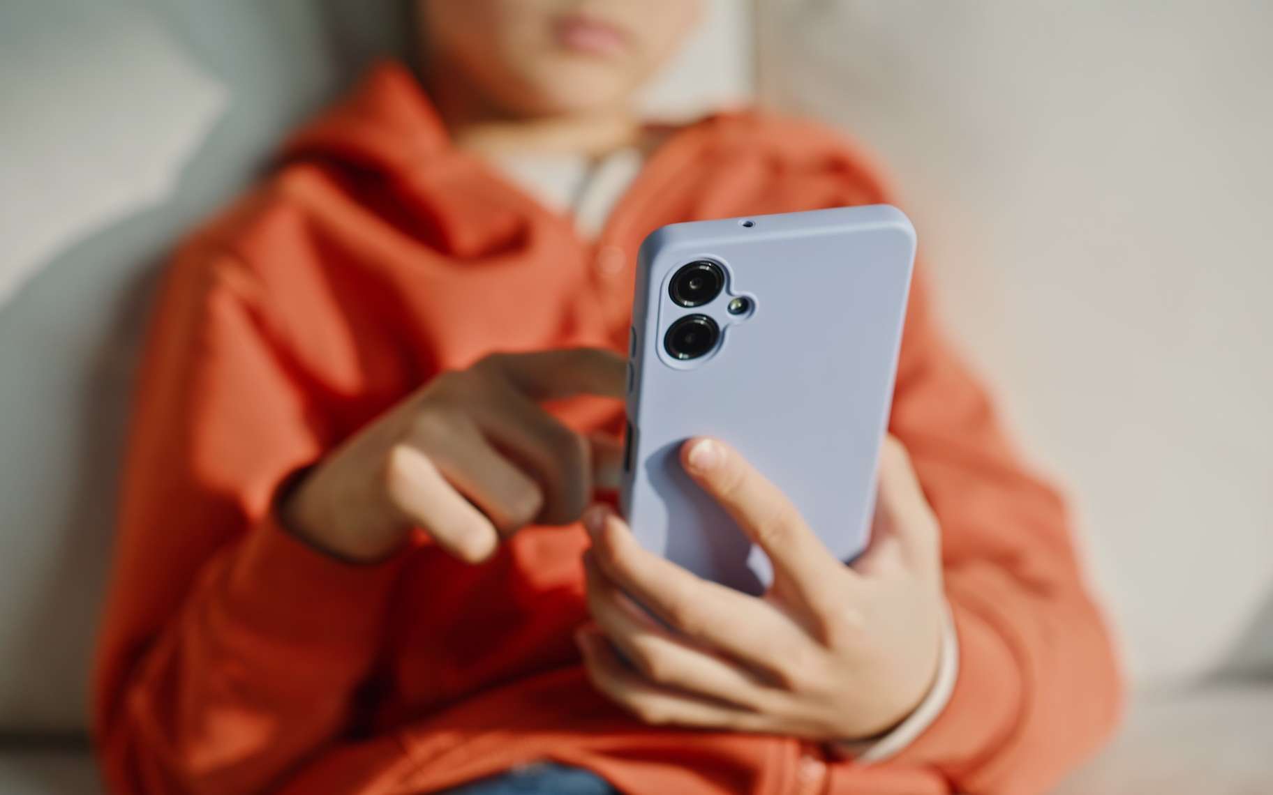Votre enfant réclame les réseaux sociaux avant 15 ans ? Ce que cela peut changer pour ses notes