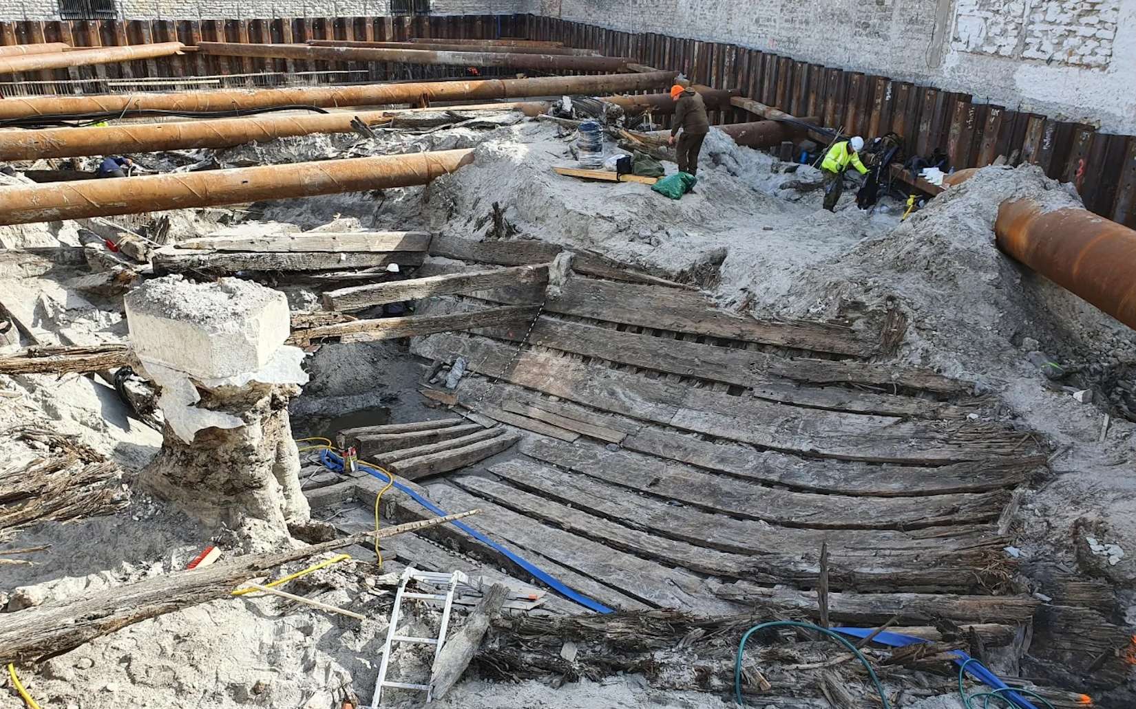 Sur ce chantier, des ouvriers tombent sur un navire médiéval... et sur une boussole qui affole les experts