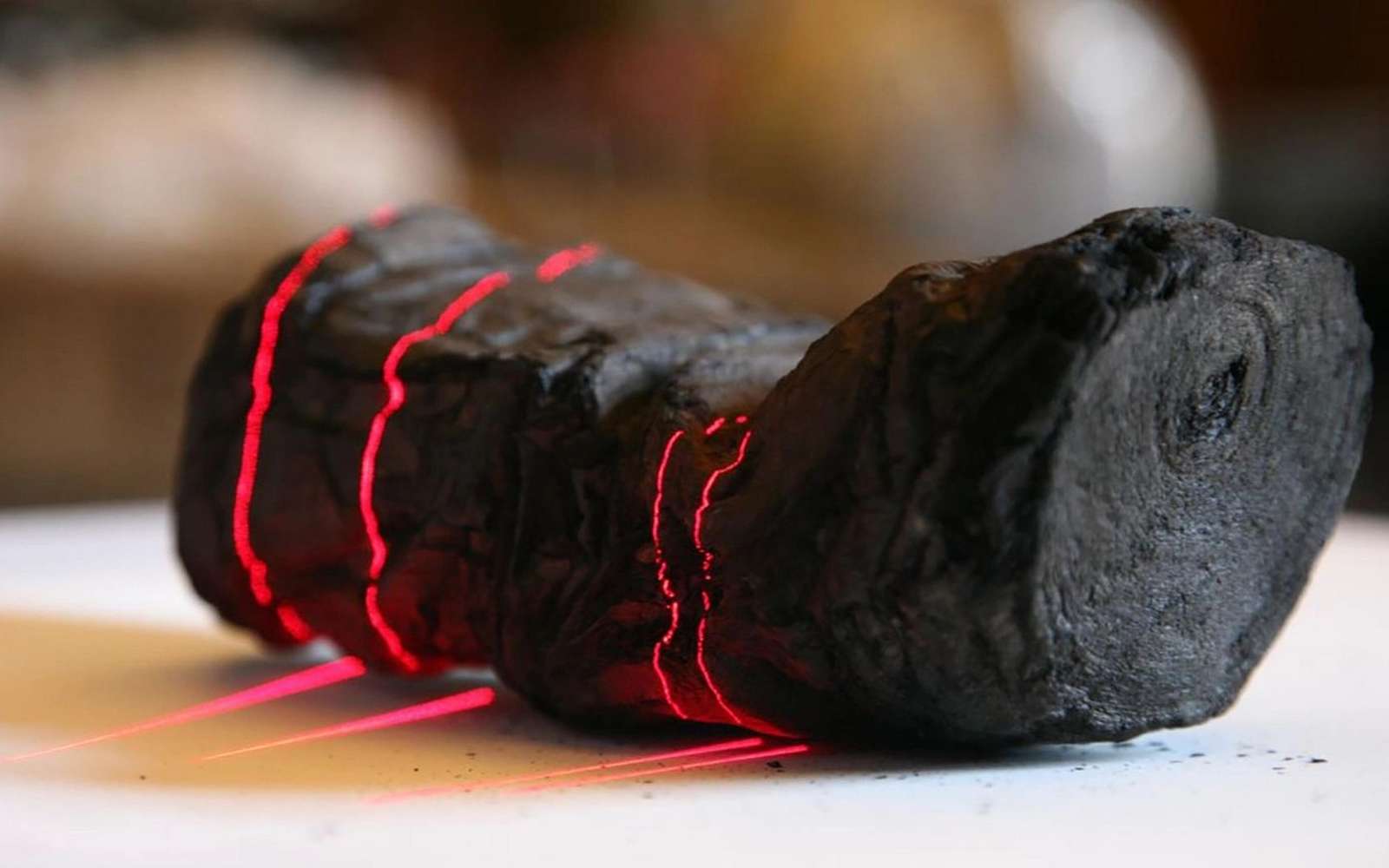 Personne ne pouvait l'ouvrir sans le détruire : ce papyrus antique carbonisé par le Vésuve vient pourtant d'être lu !